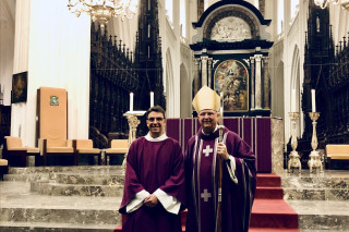 Jurgen Deckx met bisschop Bonny in de kathedraal van Antwerpen bij zijn diakenwijding.