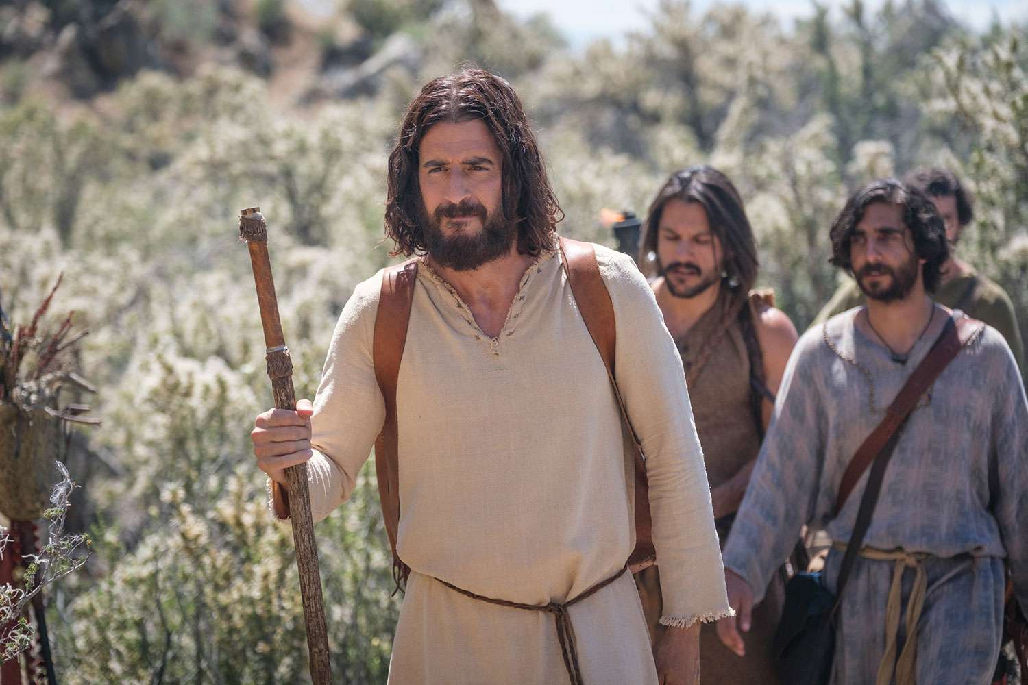 Jonathan Roumie in de rol van Jezus in de serie 'The Chosen', op stap met zijn leerlingen.