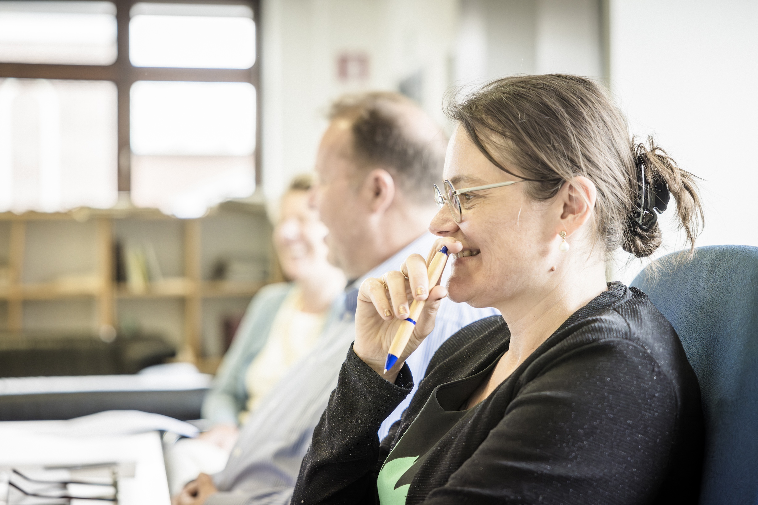 Liselotte Anckaert lacht smakelijk mee.