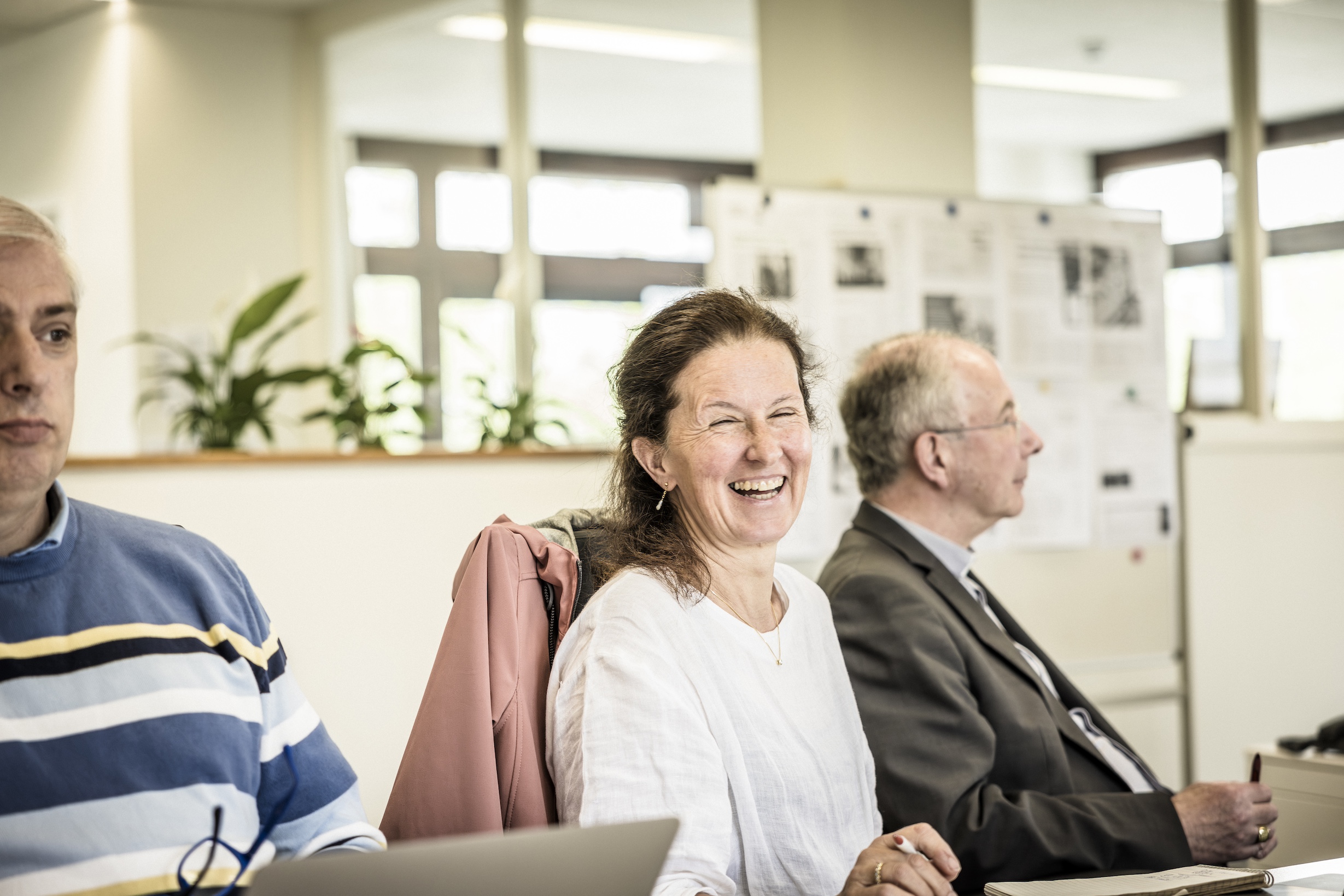 Redacteur Ilse Van Halst lacht hartelijk naar de camera.