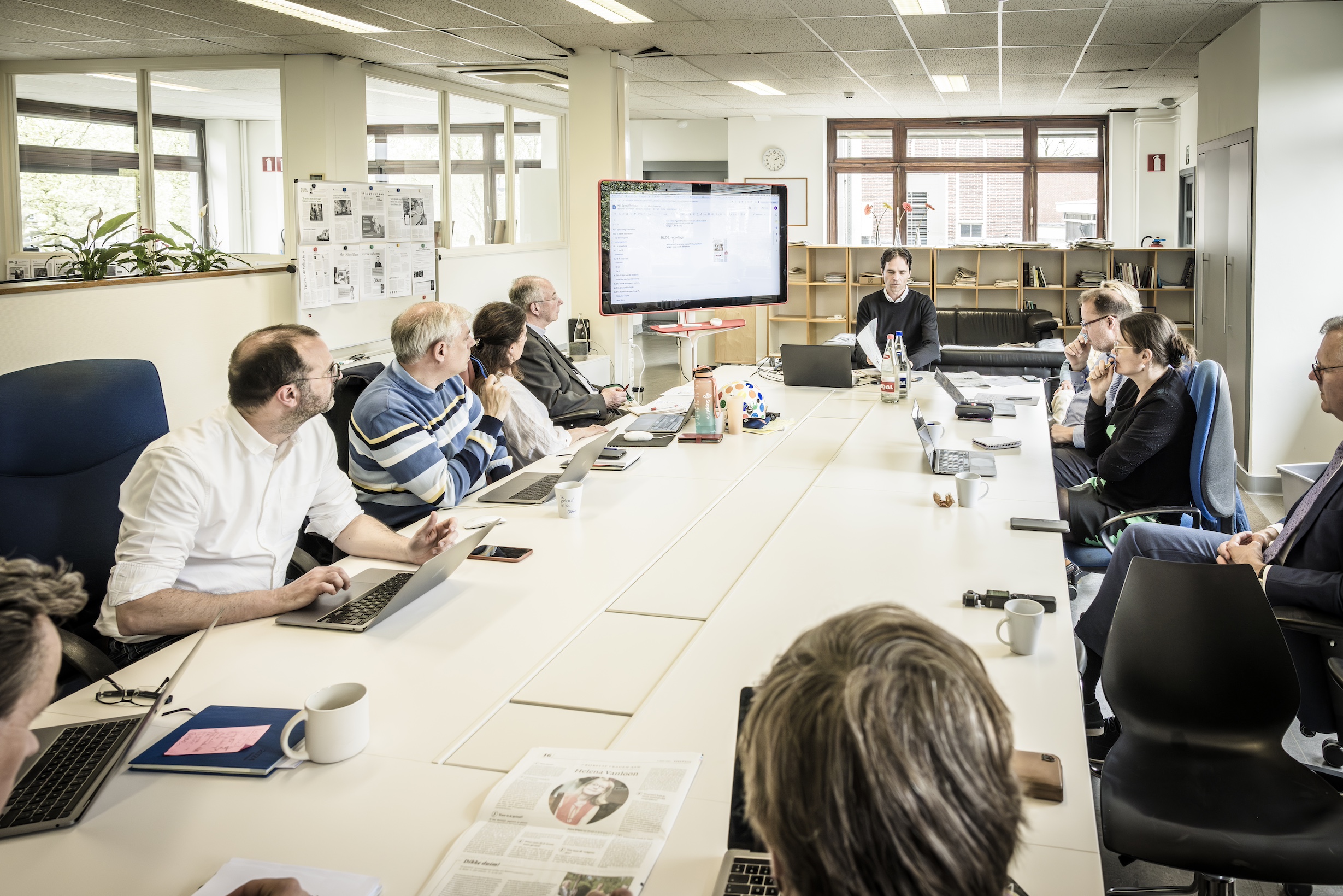 Koen Vlaeminck leidt de redactievergadering in aanwezigheid van de delegatie uit het aartsbisdom.