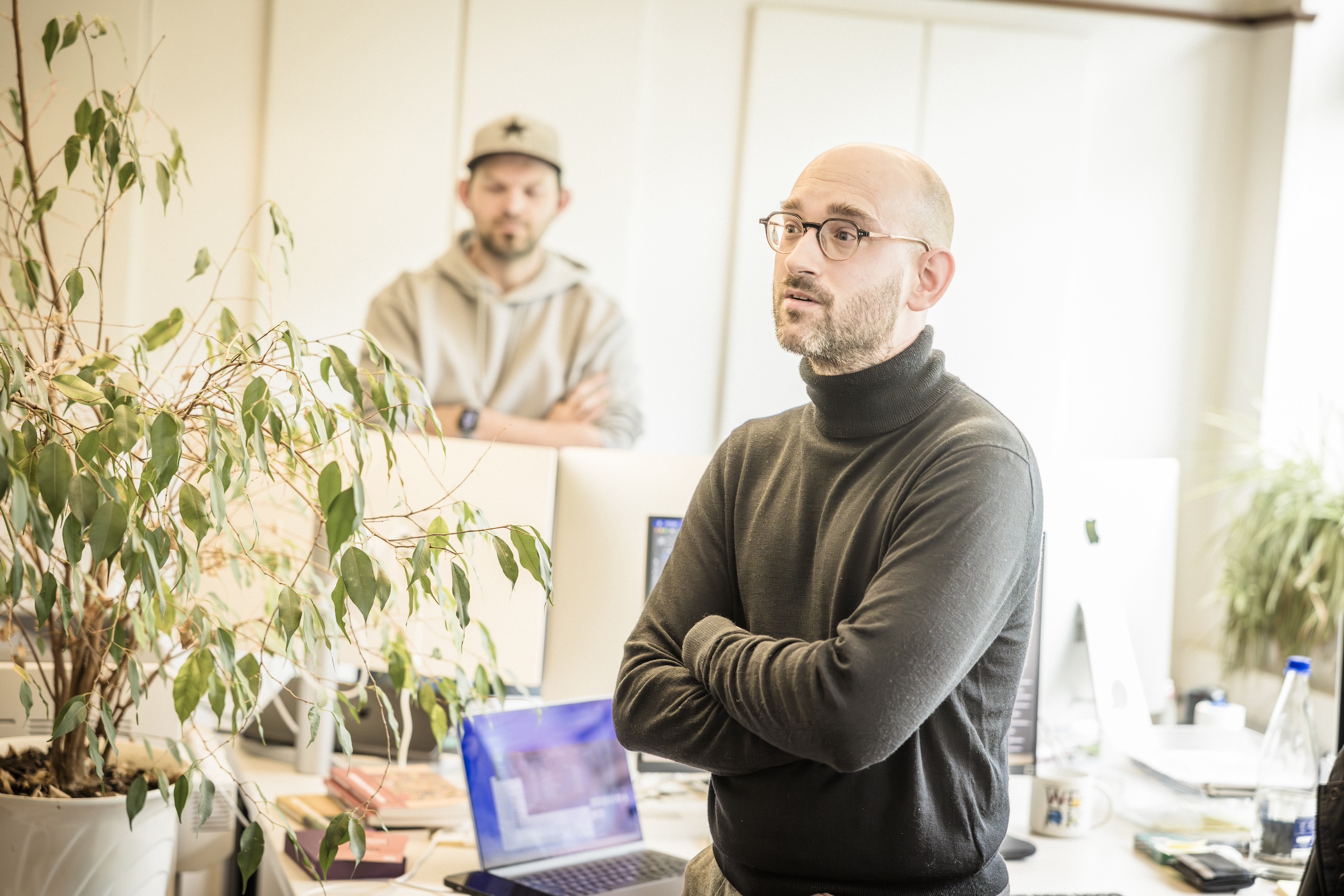 Medewerkers Andy en Kenny van de opmaakstudio.