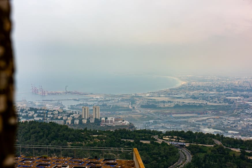 Zicht op de baai en haven van Haifa vanaf de campus van de Universiteit van Haifa op de berg Karmel
