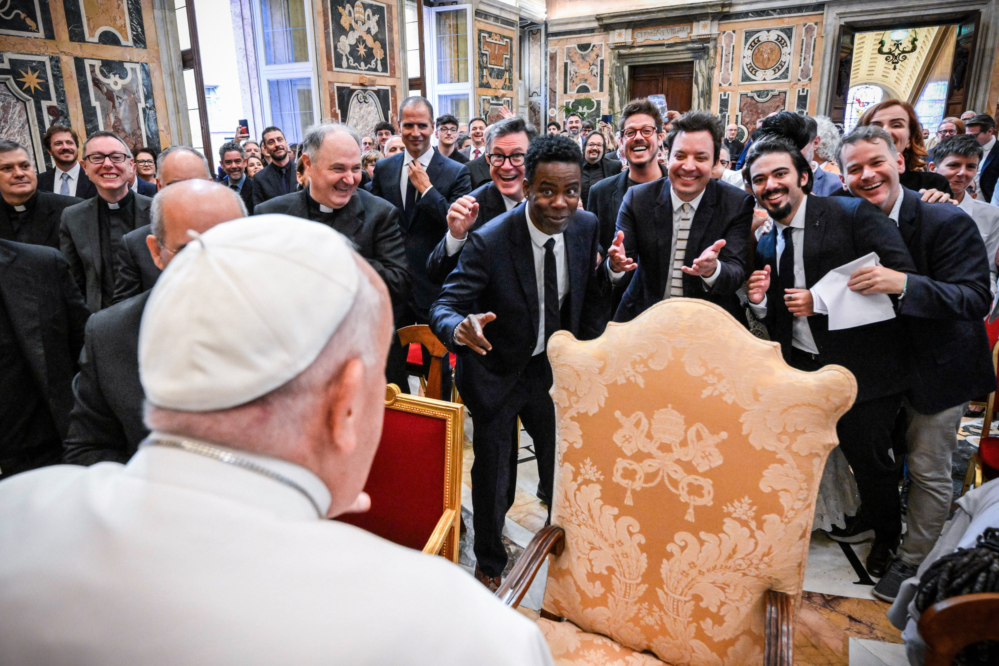 Paus ontvangt komieken in Vaticaan.