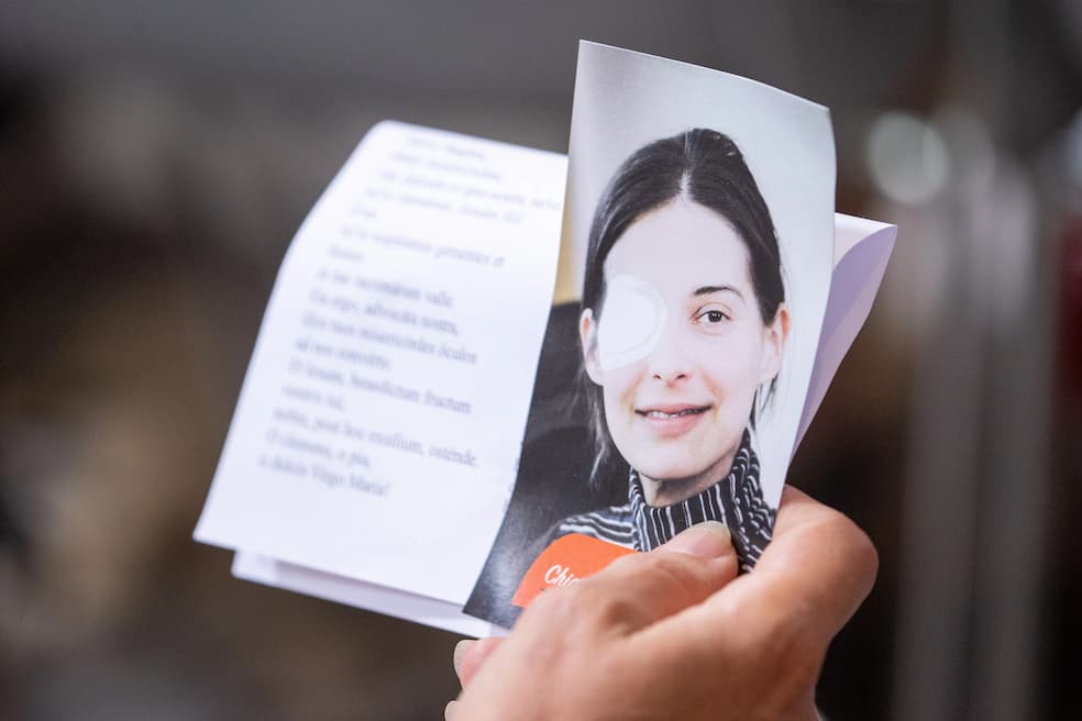 Een deelnemer houdt een foto vast van Chiara Corbella Petrillo bij de afsluiting van de diocesane fase van het onderzoek naar haar leven en deugden in Rome op vrijdag 21 juni 2024