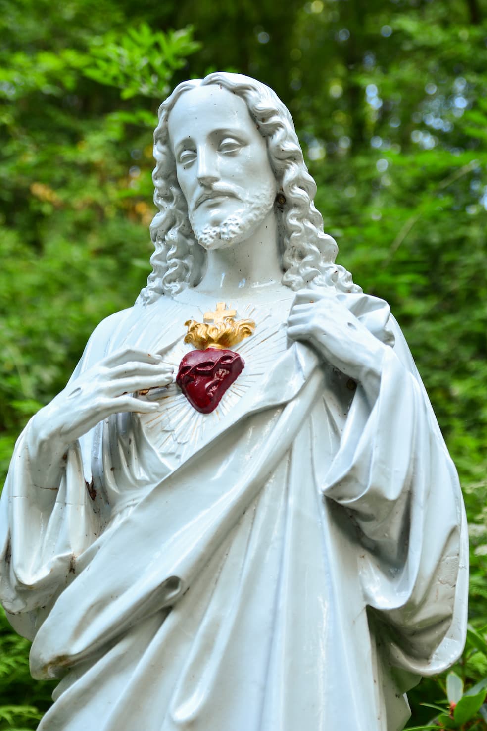 Typische afbeelding van de Heilig Hartdevotie: Jezus toont zijn brandende en bloedende hart, met doornenkroon en kruis