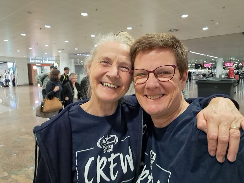 Maggi Vanacker en Geert Michiels in de luchthaven net voor hun vertrek naar Madagaskar met Mercy Ships 