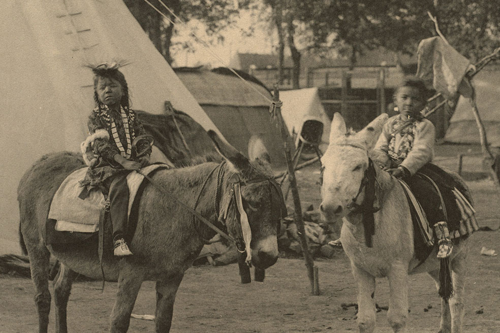 Twee jonge 'native Americans' in 1898