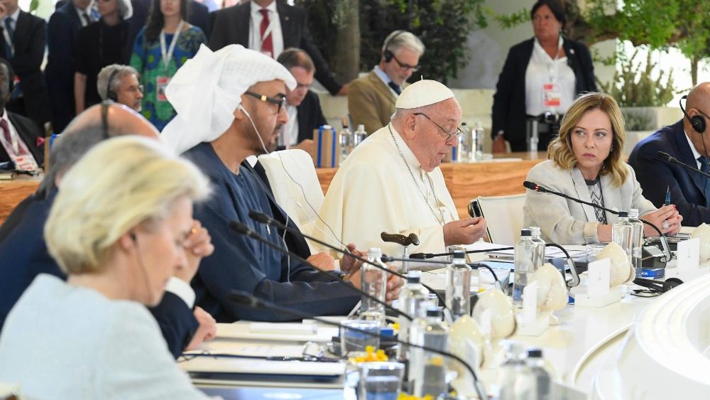Paus Franciscus spreekt de G7 toe aan de ronde tafel.