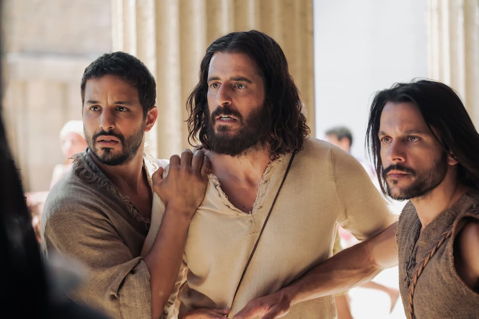Van links naar rechts: Simon de Zeloot (Alaa Safi), Jezus (Jonathan Roumie) en Simon Petrus (Shahar Isaac) in seizoen vier van The Chosen