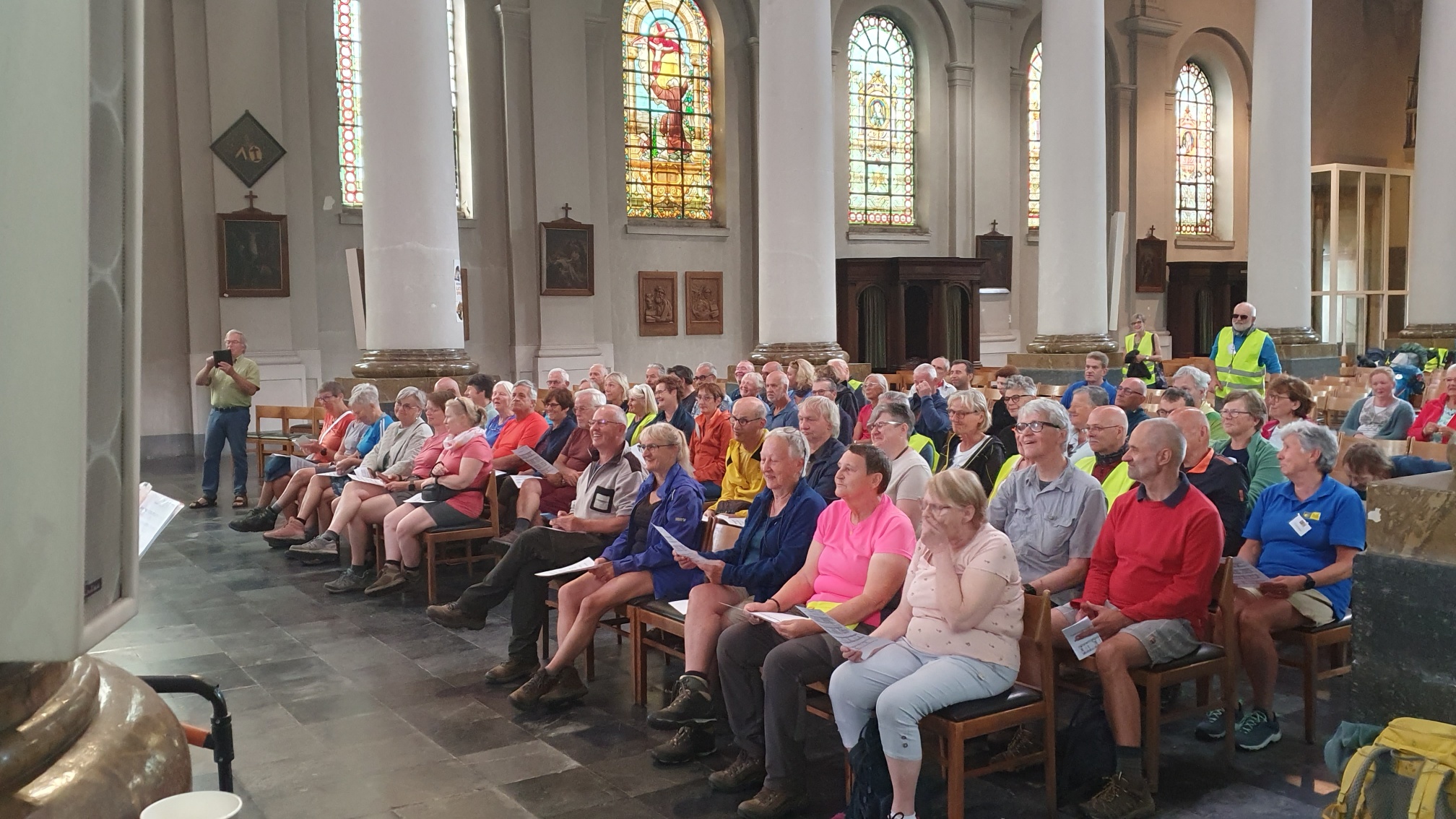 Zendingsmoment in de Sint-Vedastuskerk in Menen voor vertrek