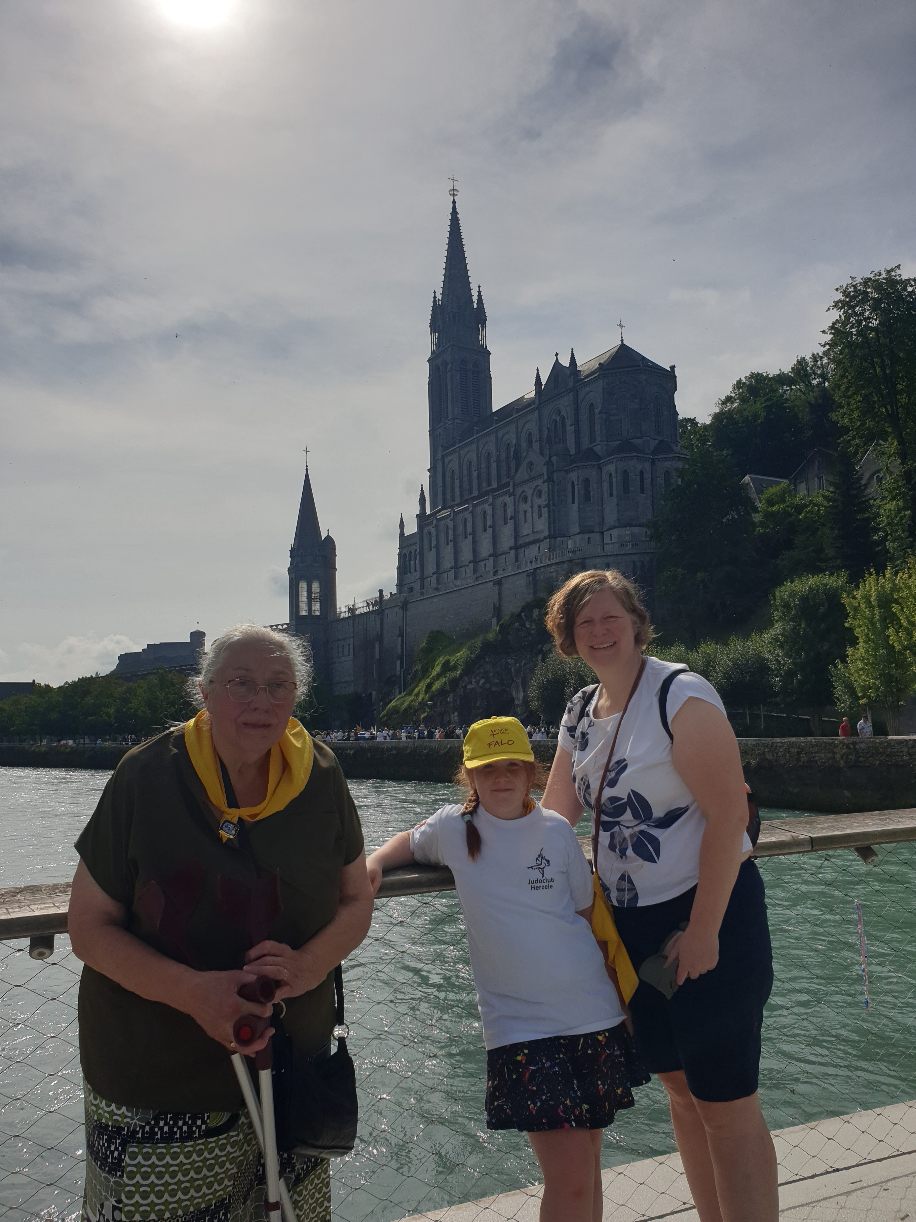 Linde Van Cauter (8) met haar grootmoeder en moeder in Lourdes. 