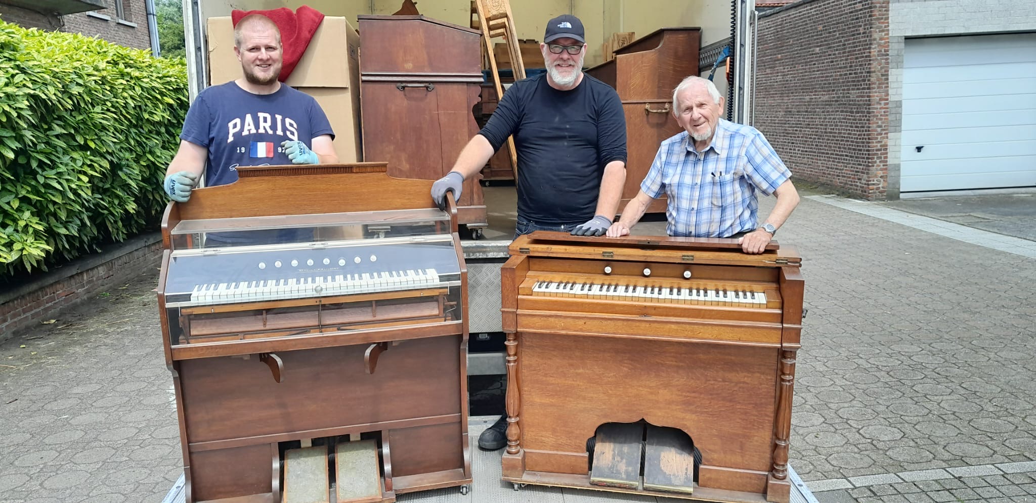 Ben Roemendael bij twee orgels voor een vrachtwagen. Hij schenkt zijn collectie via WMH vzw aan een bisdom in Kameroen.