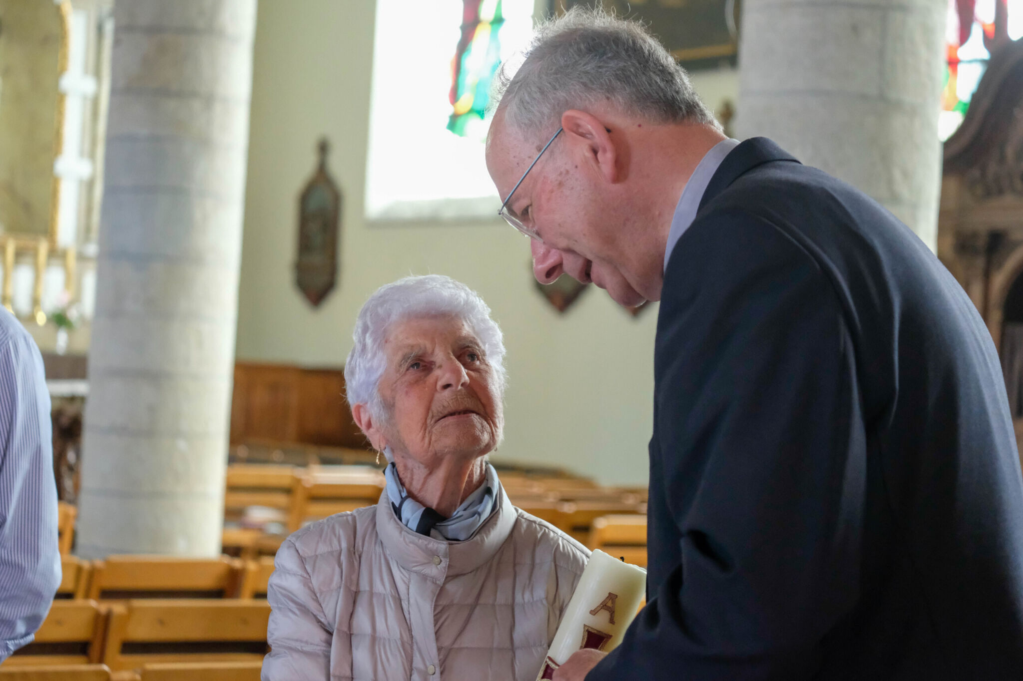 Koen Vanhoutte met Josée Van Buggenhout, die een geredde paaskaars in de armen draagt.