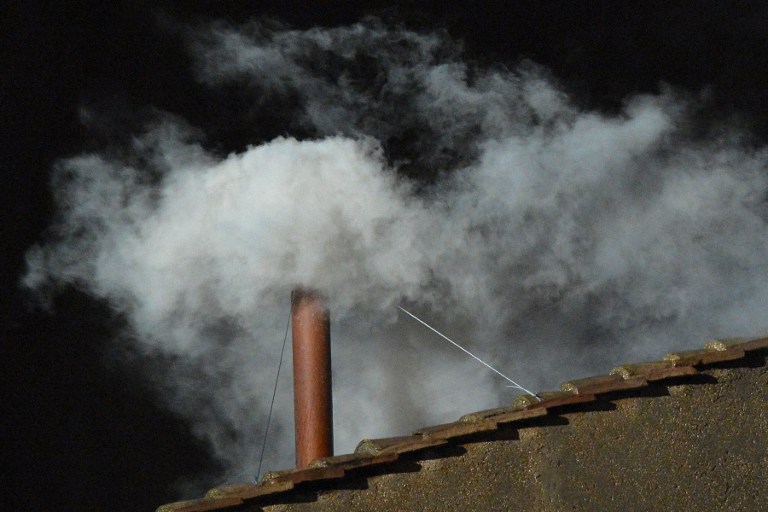 Witte rook tegen nachtelijke hemel.