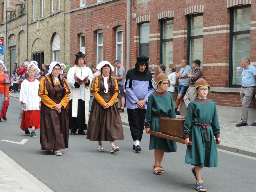 Jaarlijks nemen nog altijd honderden mensen uit Poperinge en daarbuiten deel aan de processie.