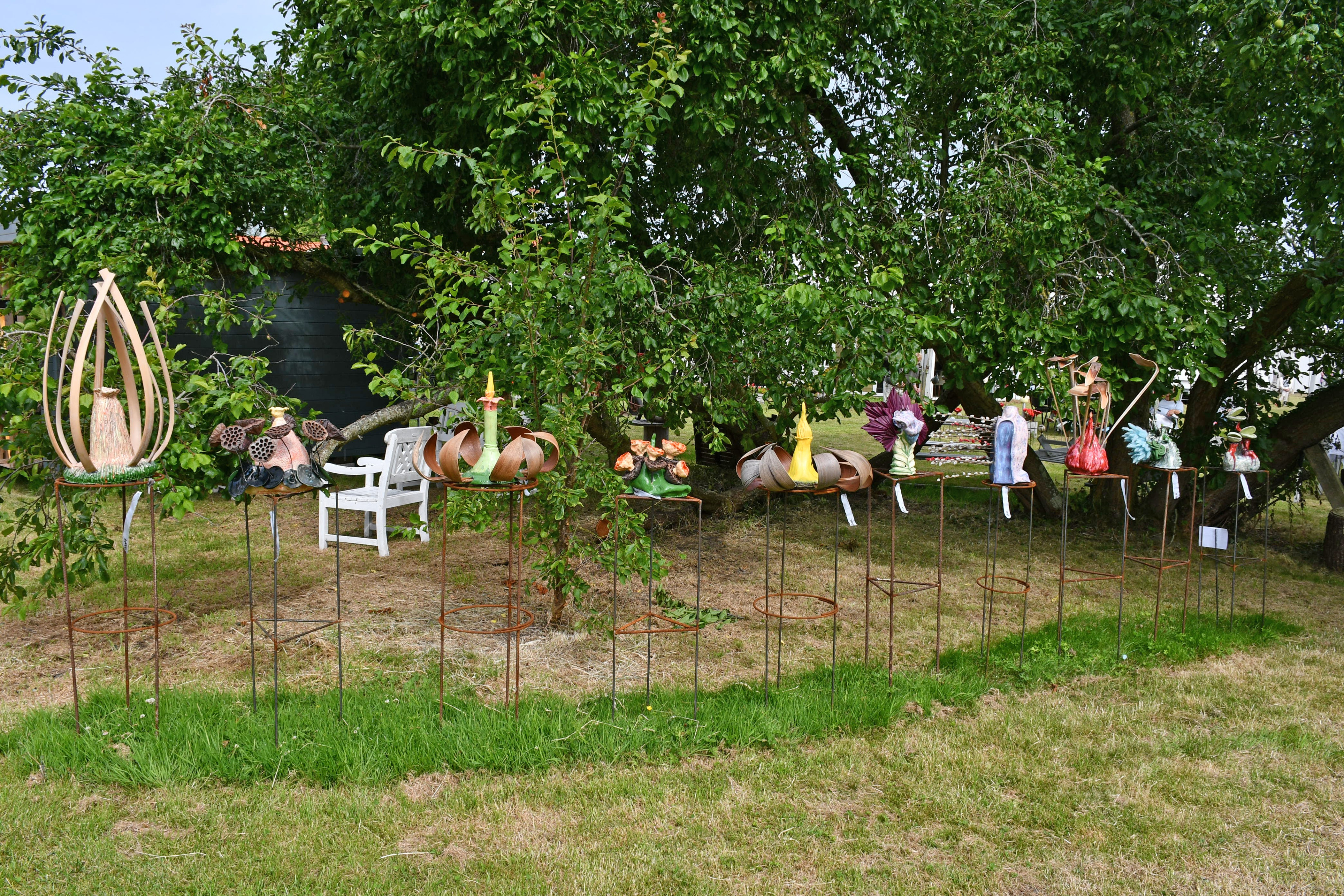 In de tuin kunnen bezoekers genieten van kunst.