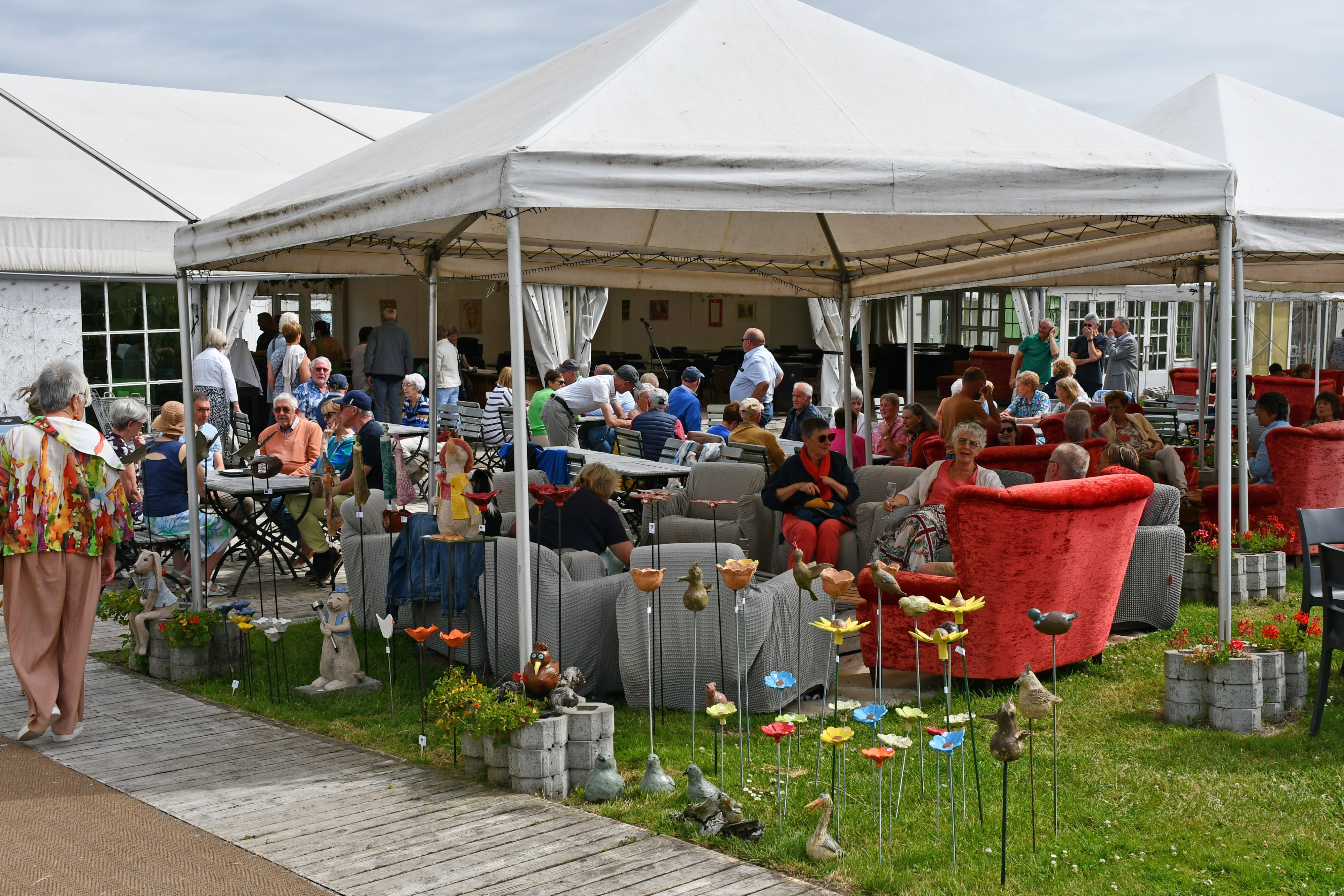 Op het terras is het gezellig genieten. 