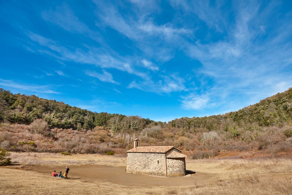 Kapel van Santa Margarida de Sacot in de gelijknamige vulkaan Santa Margarida, Spanje