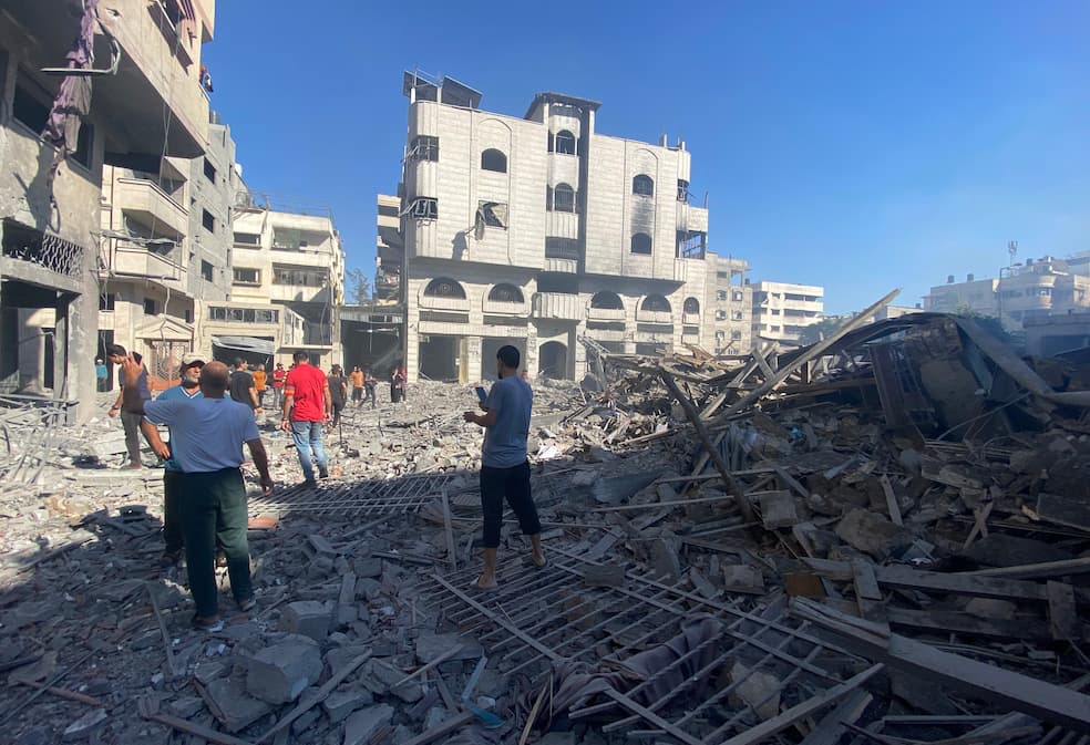 Palestijnen doorzoeken het puin van de Heilige Familieschool in Gaza na de Israëlische luchtaanval van zondagochtend 7 juli 2024