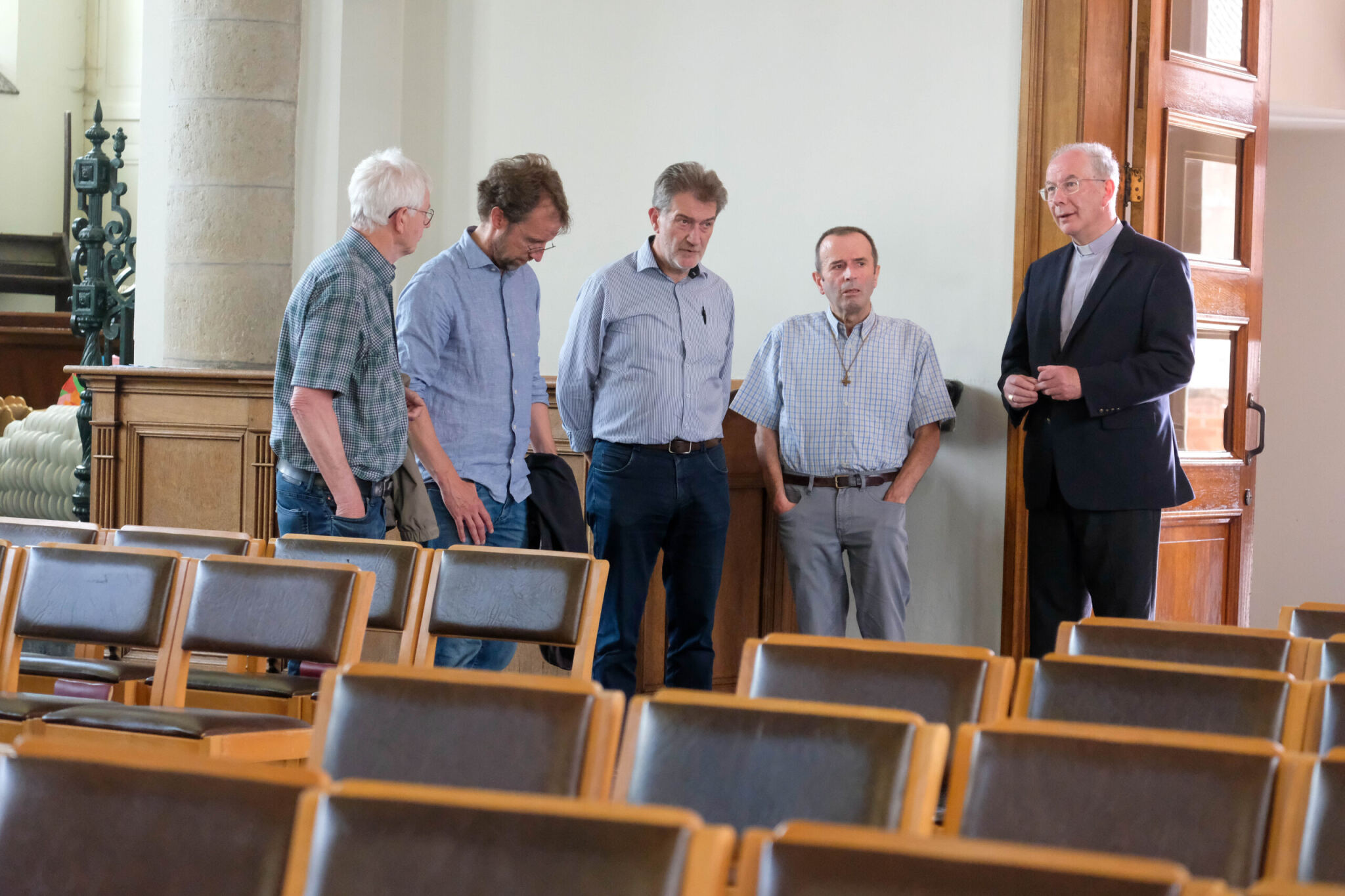 Koen Vanhoutte met met Mechels stadsarchitect Marc Debatty, met pastoor Jan Arnalsteen, en Marc De Geyter en Guido Lameire van de kerkfabriek.