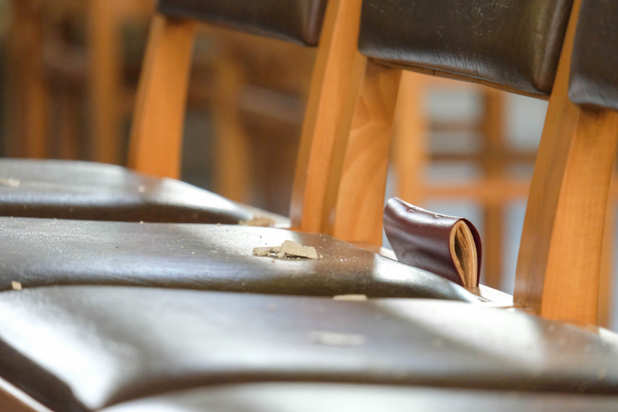 Behalve wat brokstukken op en tussen de kerkstoelen, valt de schade in het gebouw zelf wel mee.