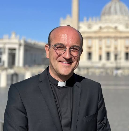 Portret van Patrick Van de Vorst met Vaticaan op de achtergrond.