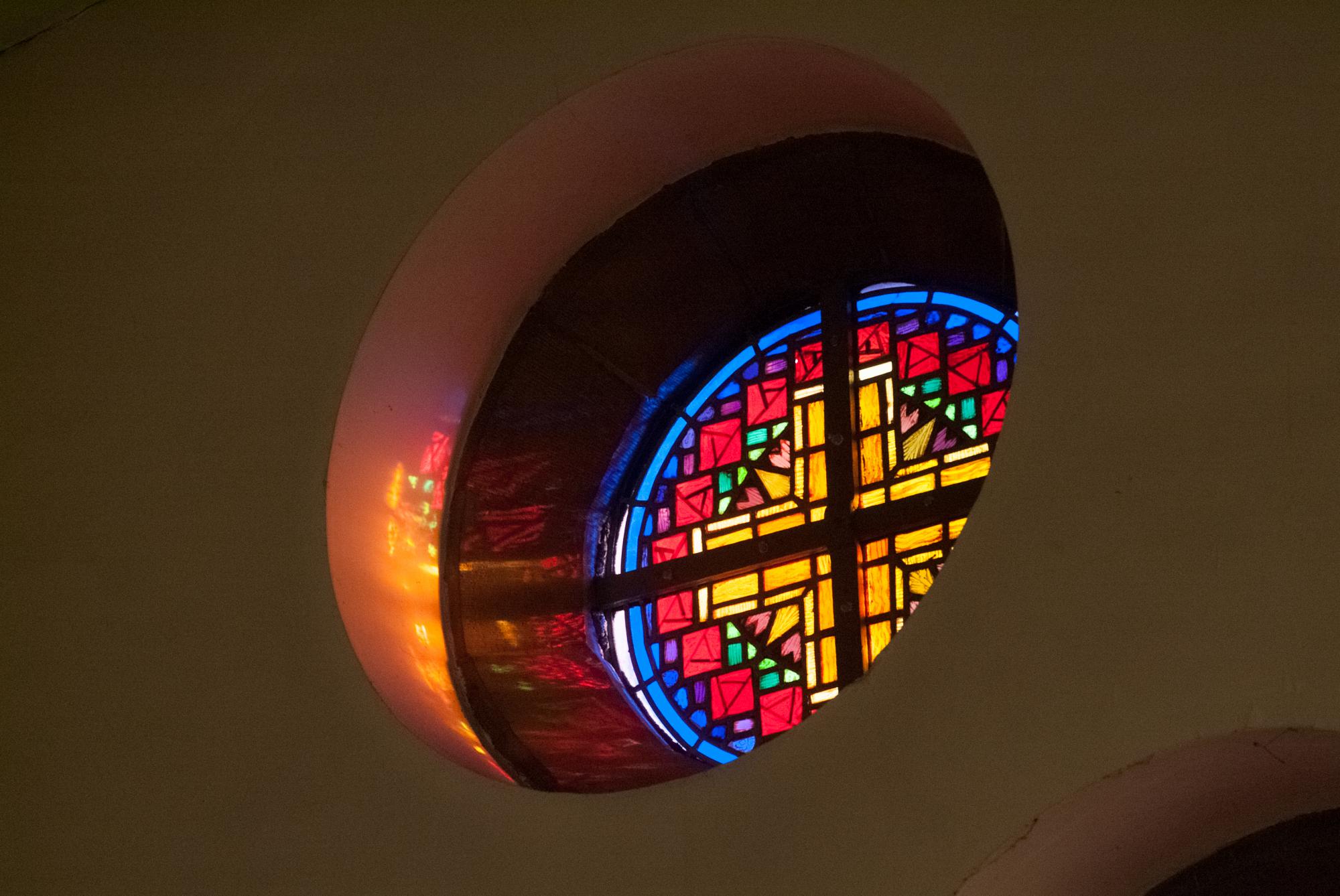 Zonlicht straalt door het glasraam in rozetvorm van de kerk van Slypskapelle