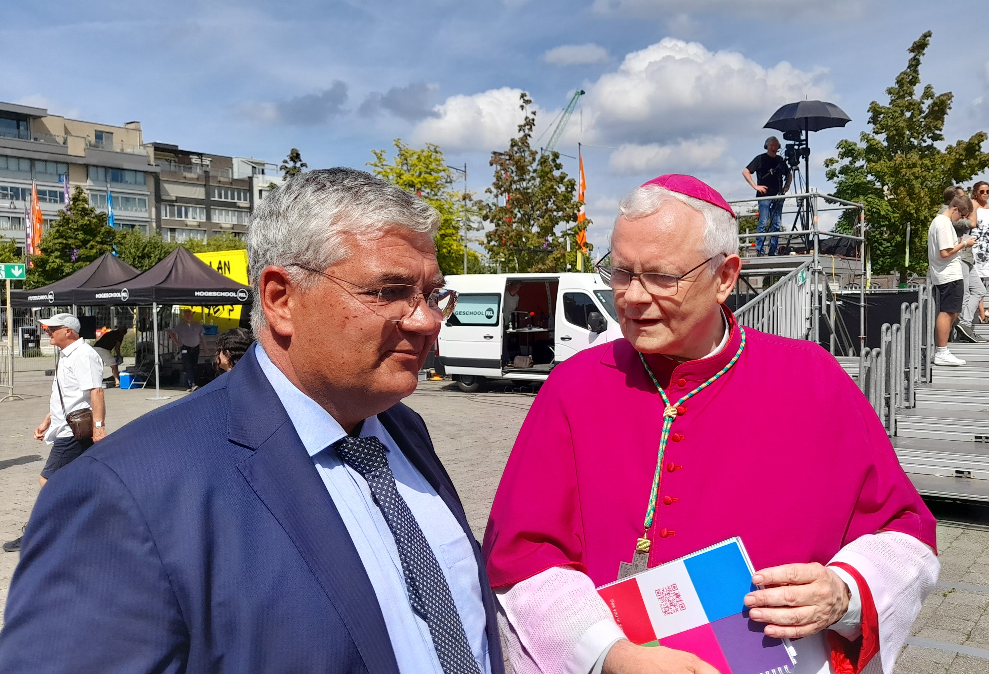 Burgemeester Steven Vandeput van Hasselt met bisschop Patrick Hoogmartens.