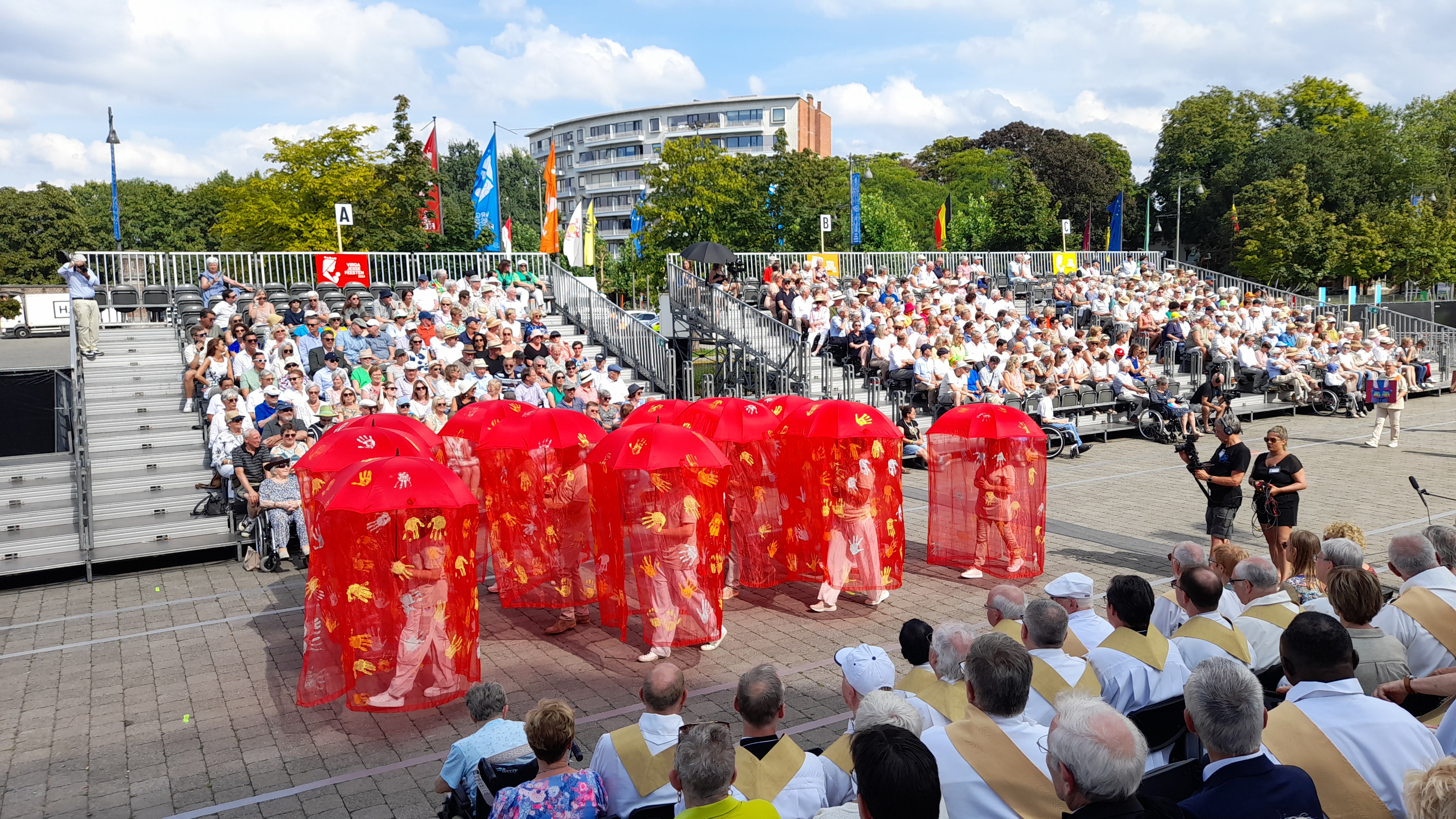 Rode paraplu’s als symbool voor het pinkstervuur. 