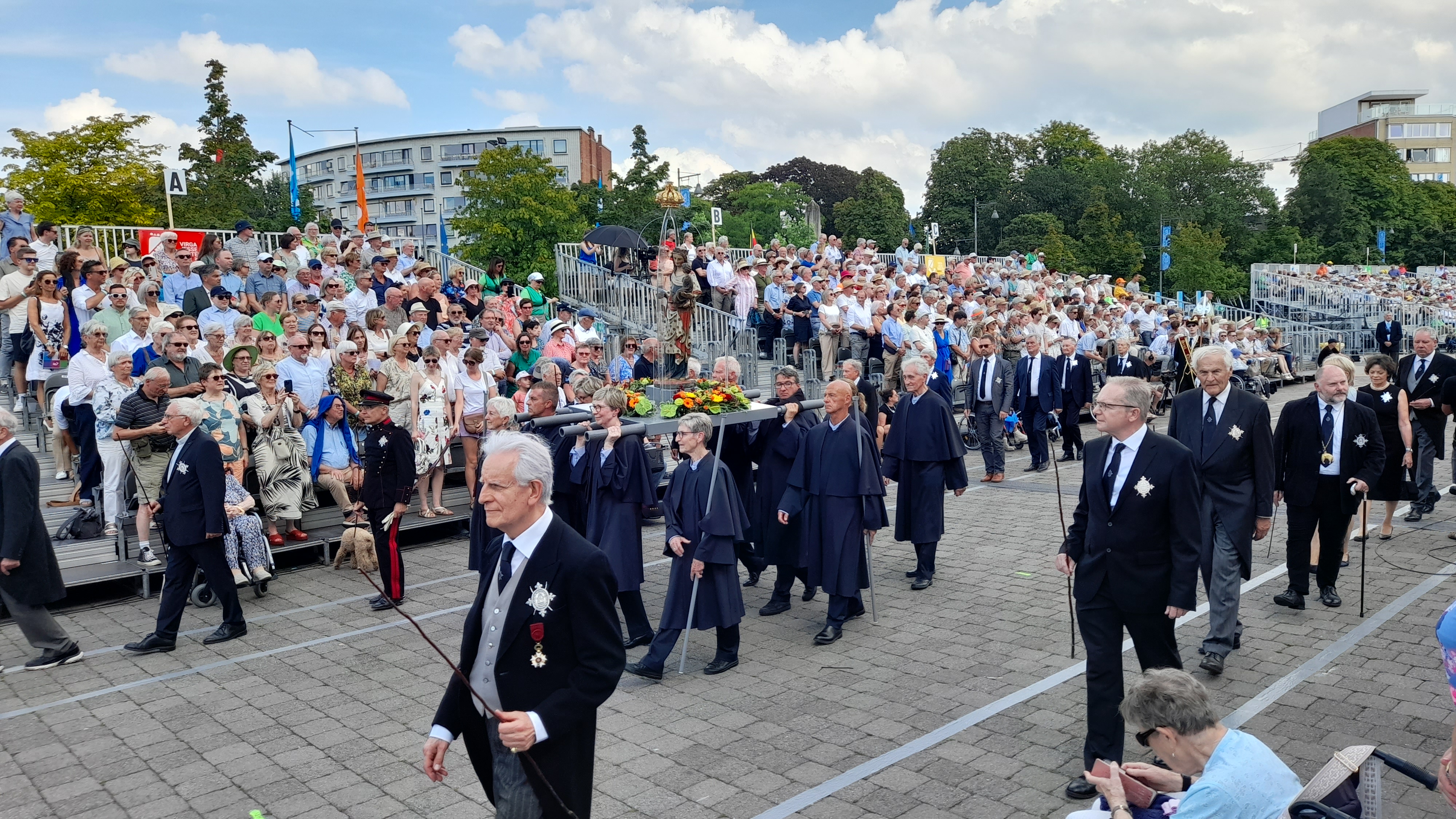 Iedereen gaat staan: Maria Virga Jesse komt eraan!