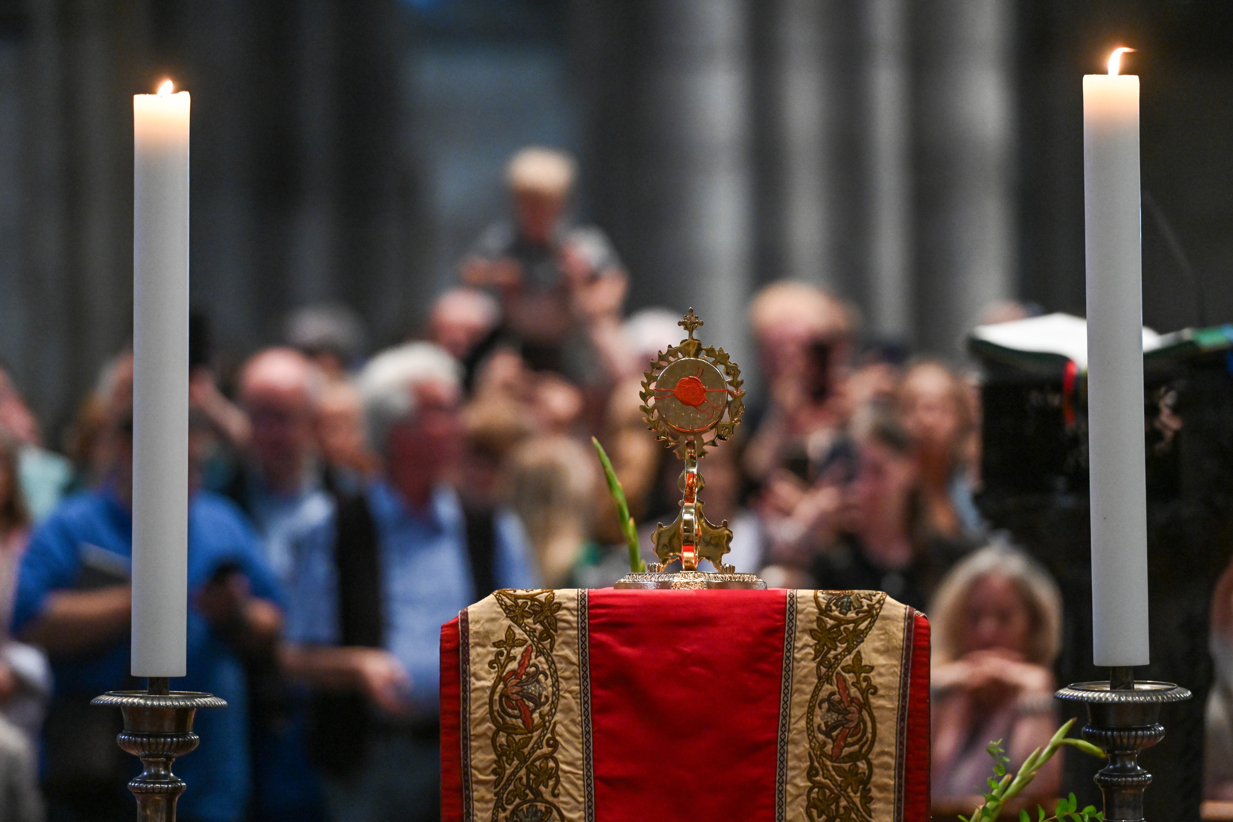 Het hartreliek van Carlo Acutis tijdens een viering in de Dom van Keulen.