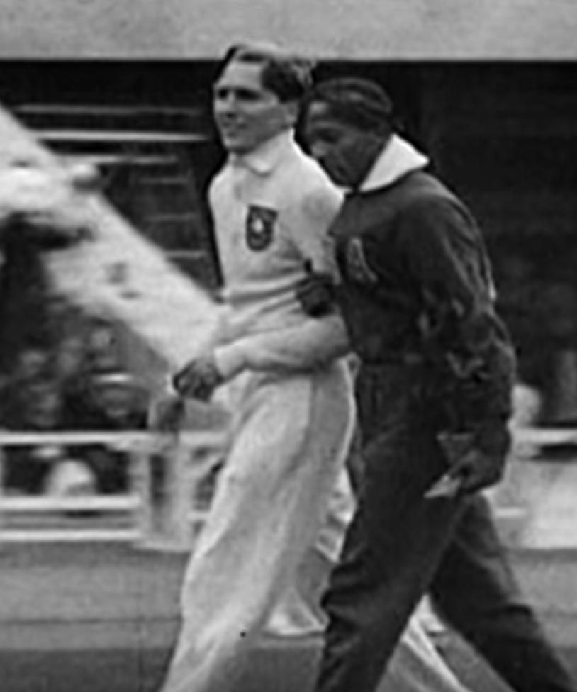 Een iconisch beeld: Fritz Luz Long en Jesse Owens lopen gearmd door het Olympisch Stadion in Berlijn.