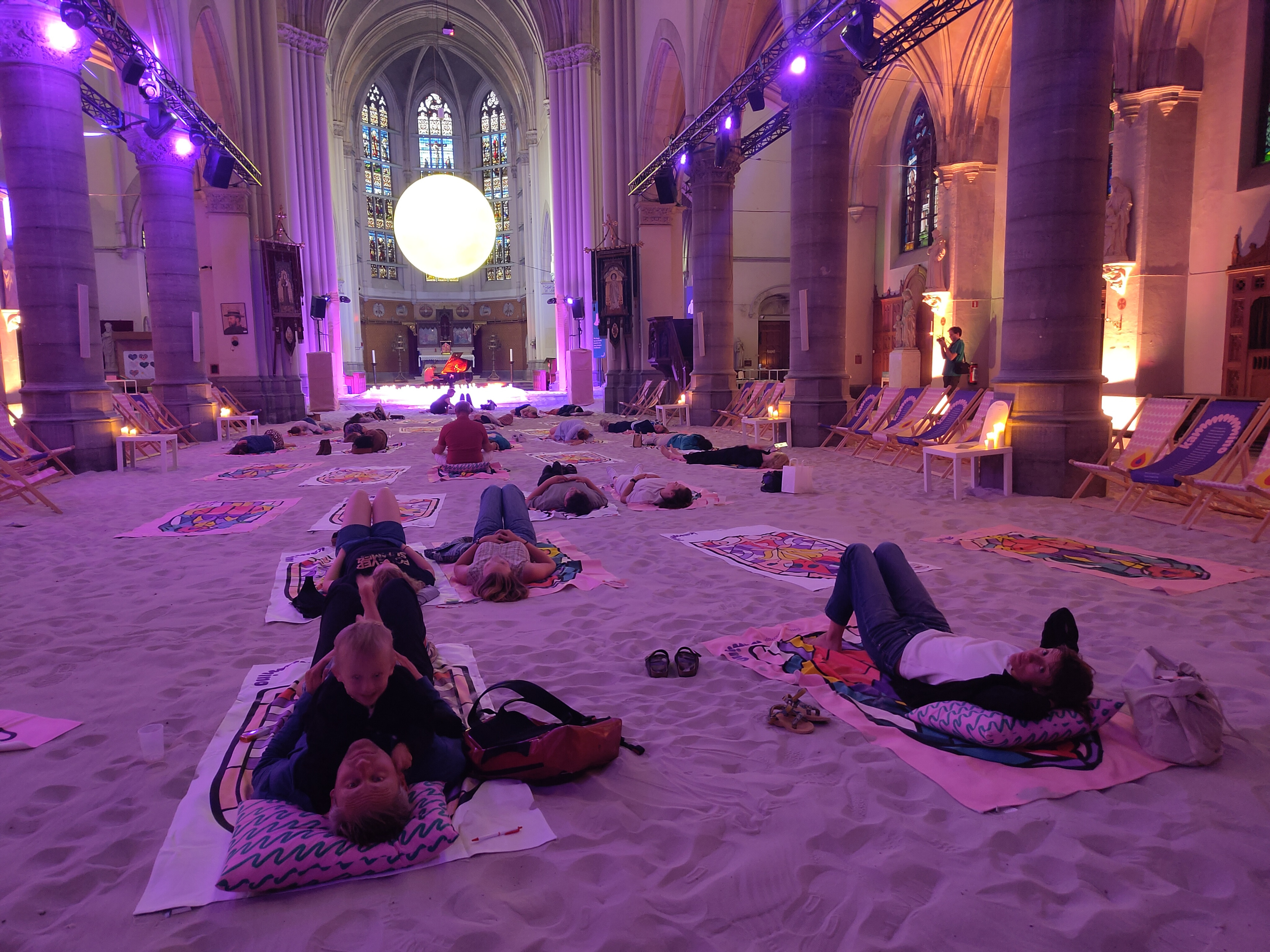 Tonnen zand werden aangevoerd om van de kerk een zomerse ontmoetingsplaats te maken. 