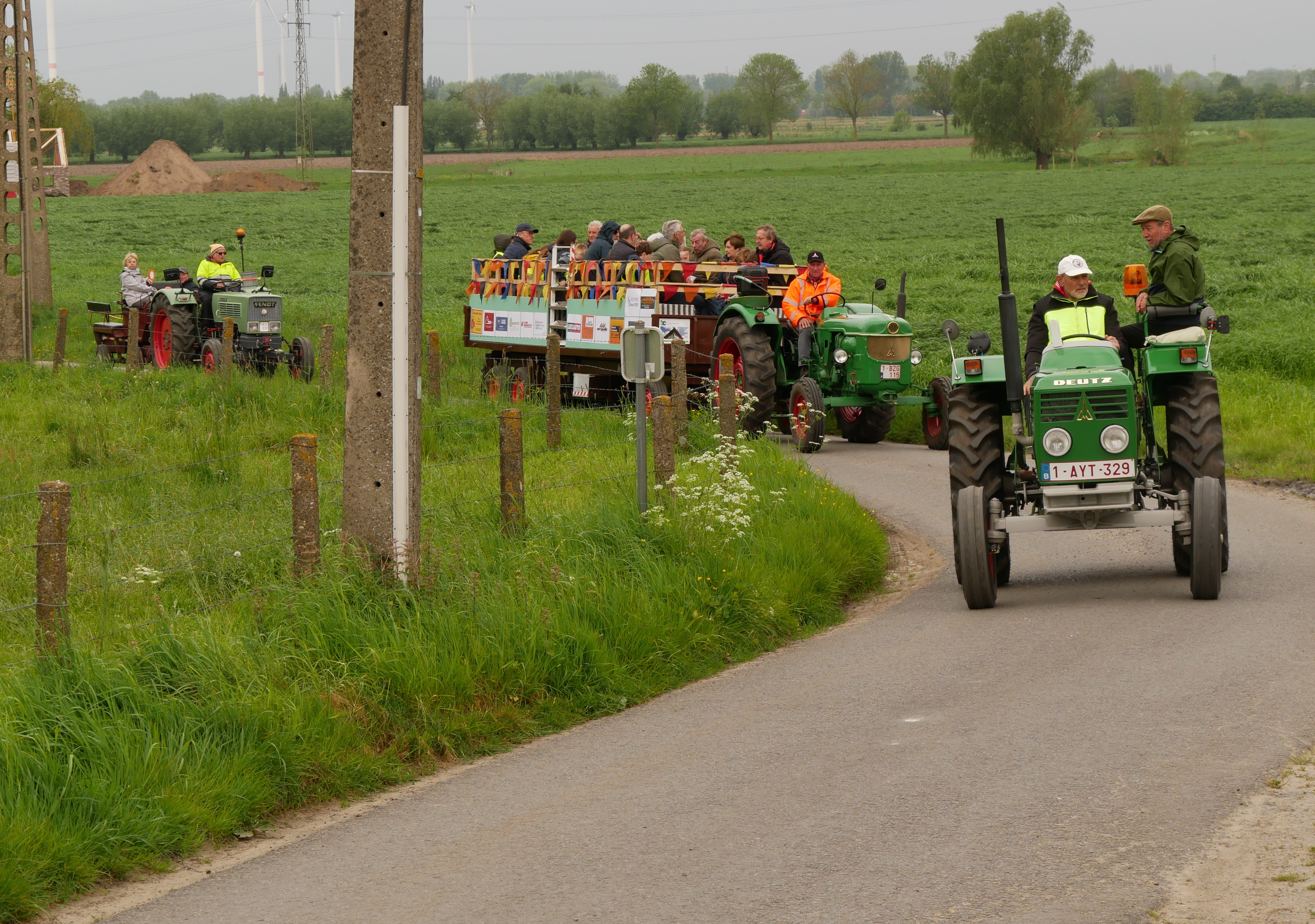 Tractoren brengen de deelnemers van de ene naar de andere kapel.