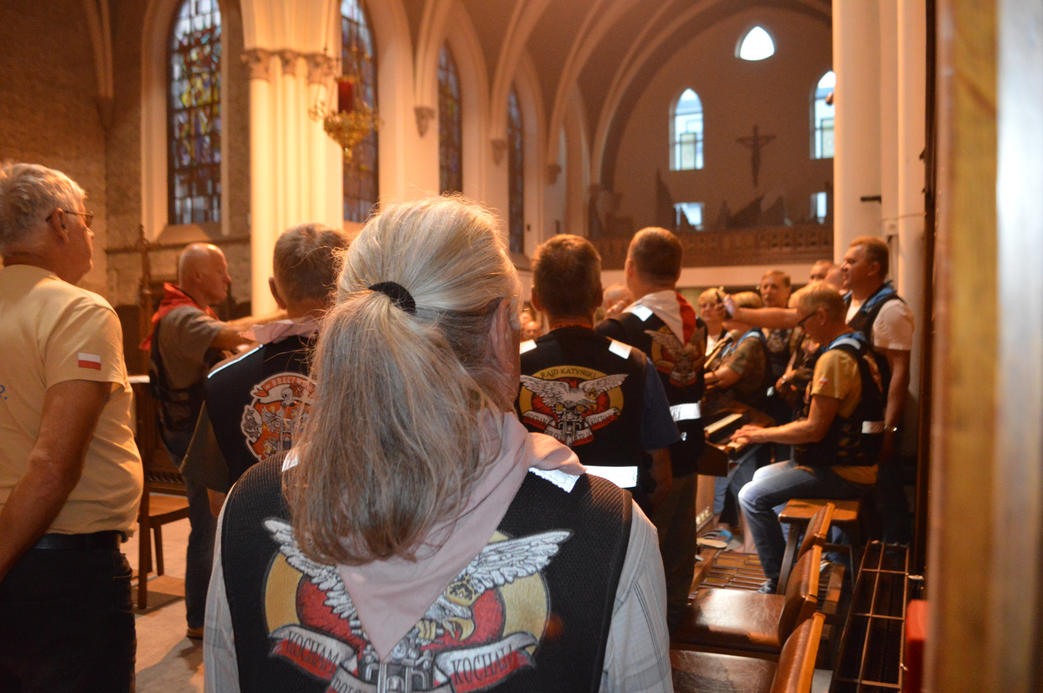 De leden van de Katyn Motorcycle Rally Association woonden de mis bij en sloegen hun tenten op in de tuin van het klooster.