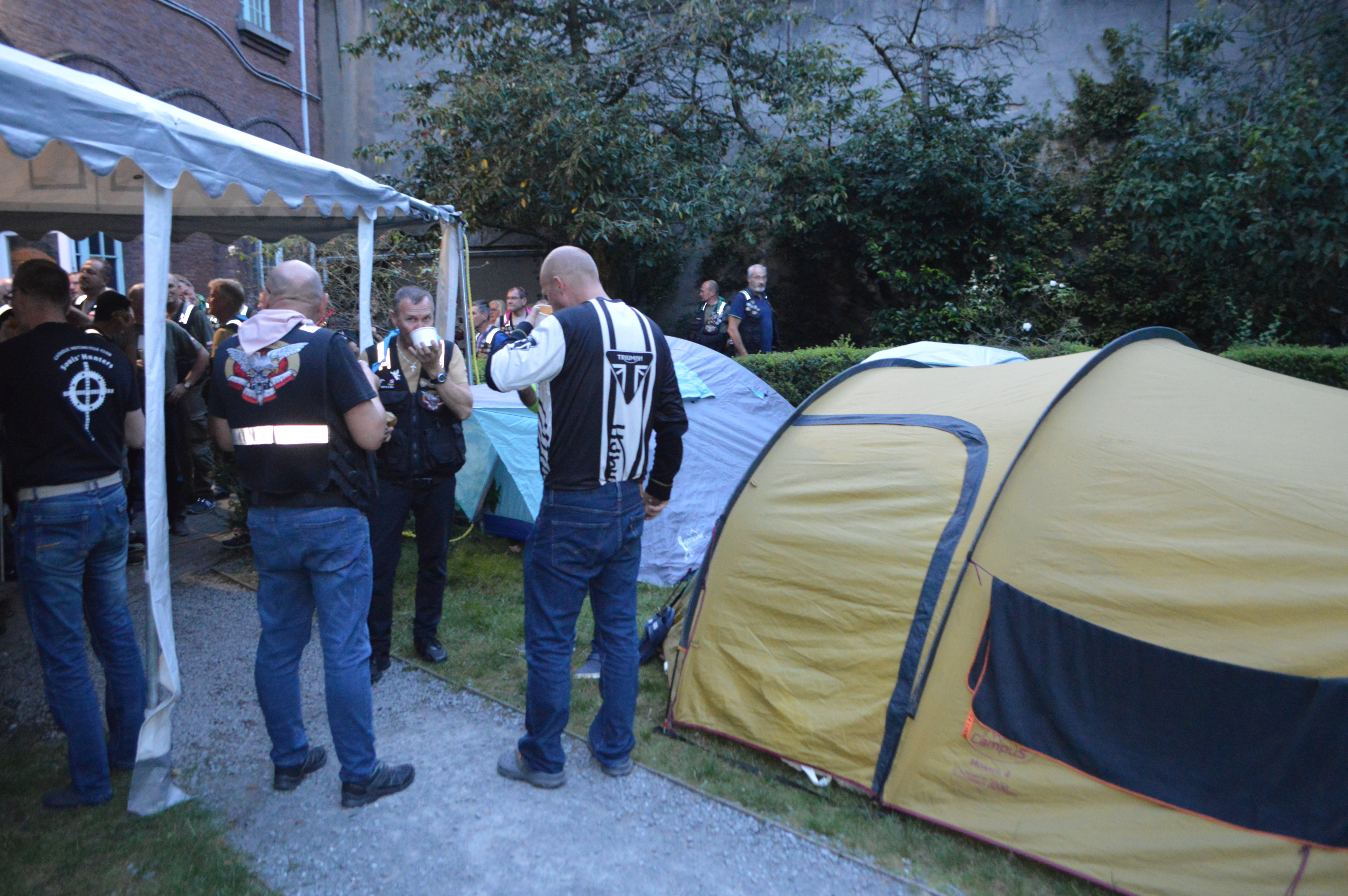 De motards sloegen hun tenten op in de tuin van het klooster.