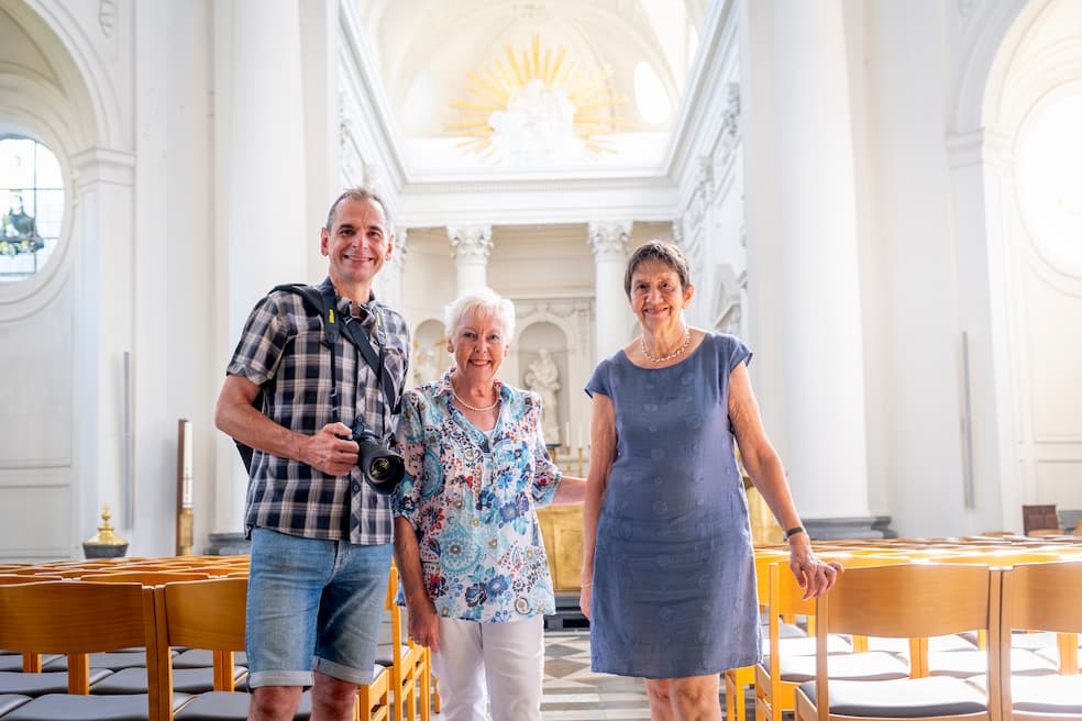 Vrijwilligers Bregt, Dani en Mia inventariseerden de kerk van Vlierbeek