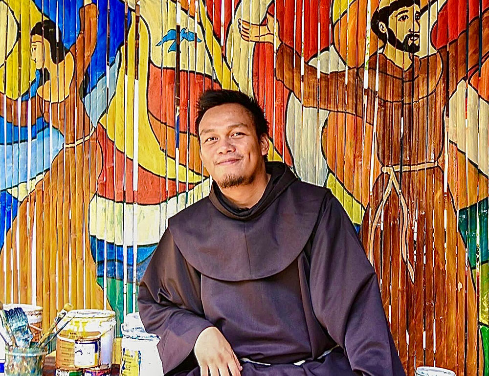 De Filipijnse franciscaner broeder Christopher Villanueva voor een van zijn kunstwerken