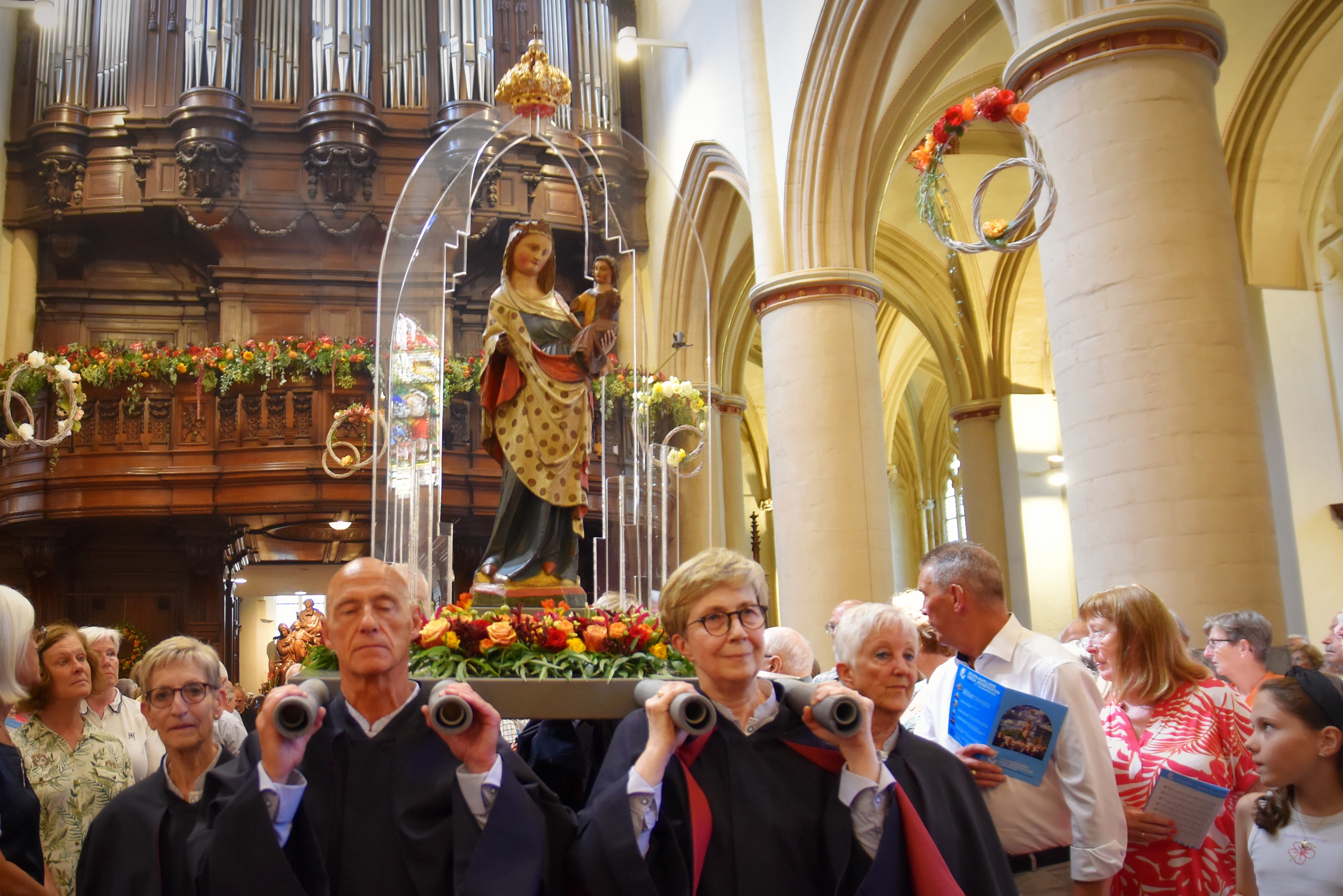 Het beeld van Maria Virga Jesse wordt binnengebracht in de kathedraal. 