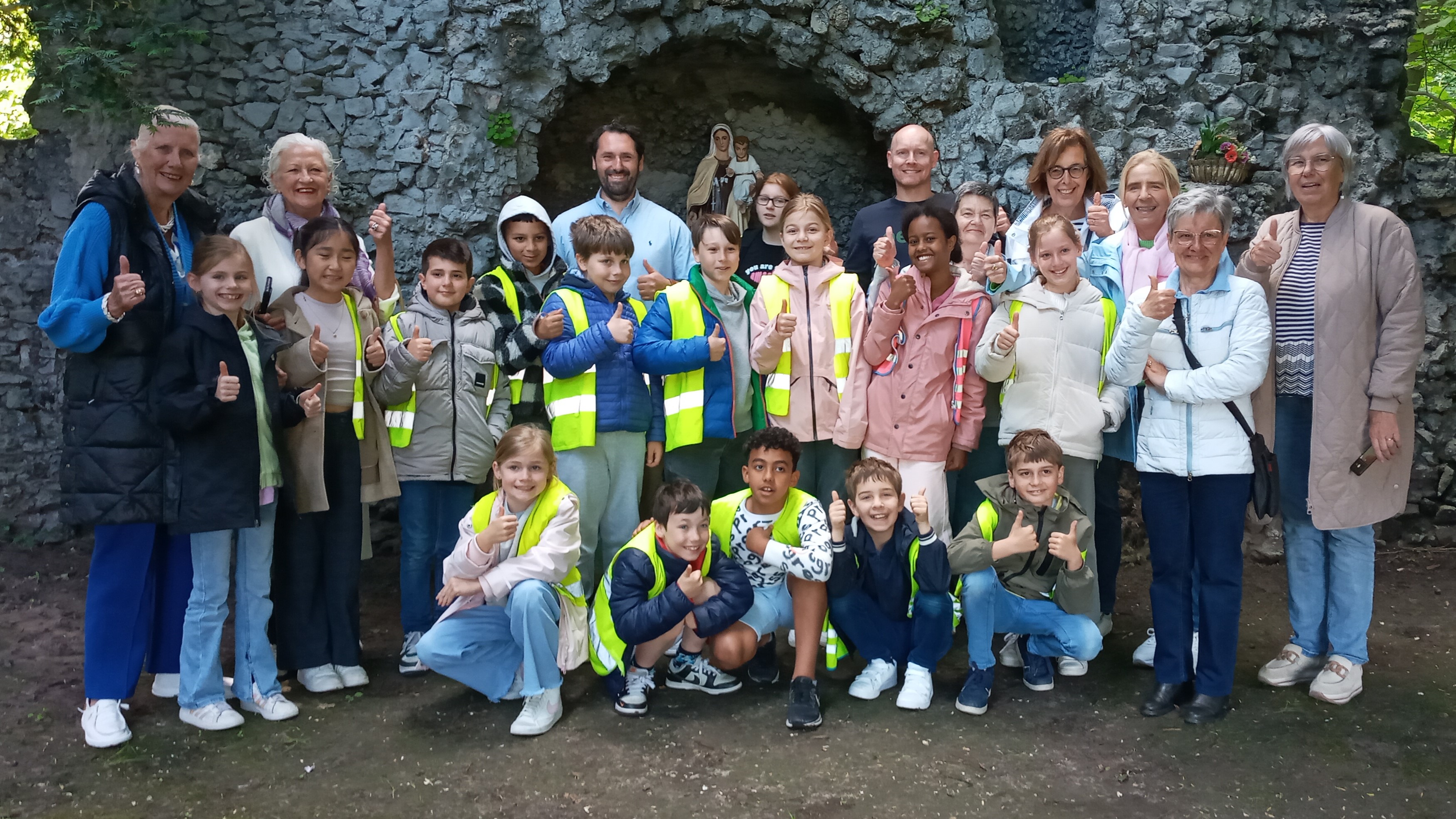 Aan elke kapel hielden de kinderen en hun grootouders even halt.