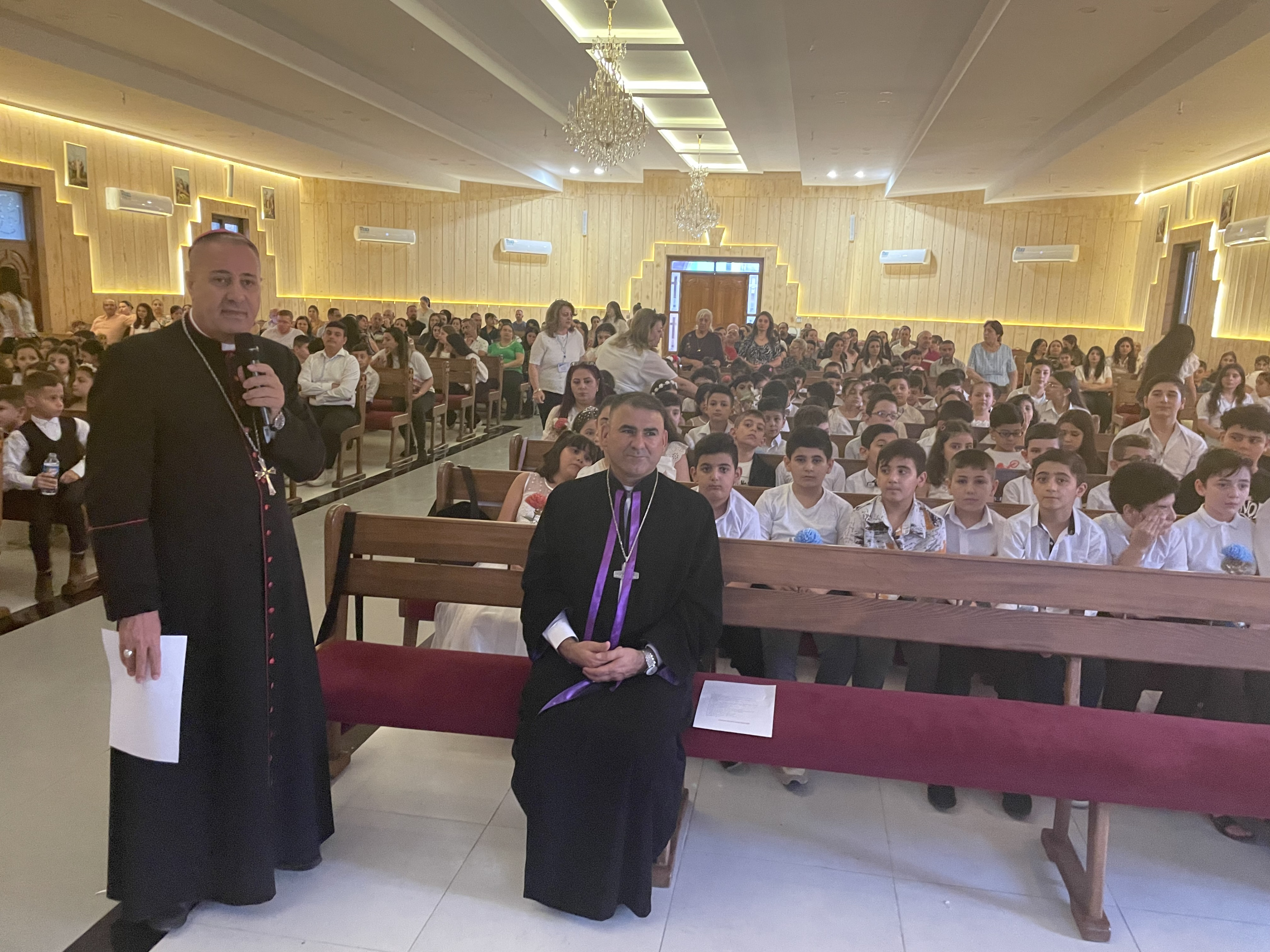 De charismatische aartsbisschop Nathanael Nizar Wahid Sheeman wordt door zijn Syrisch-katholieke gemeenschap in Ankawa op handen gedragen.