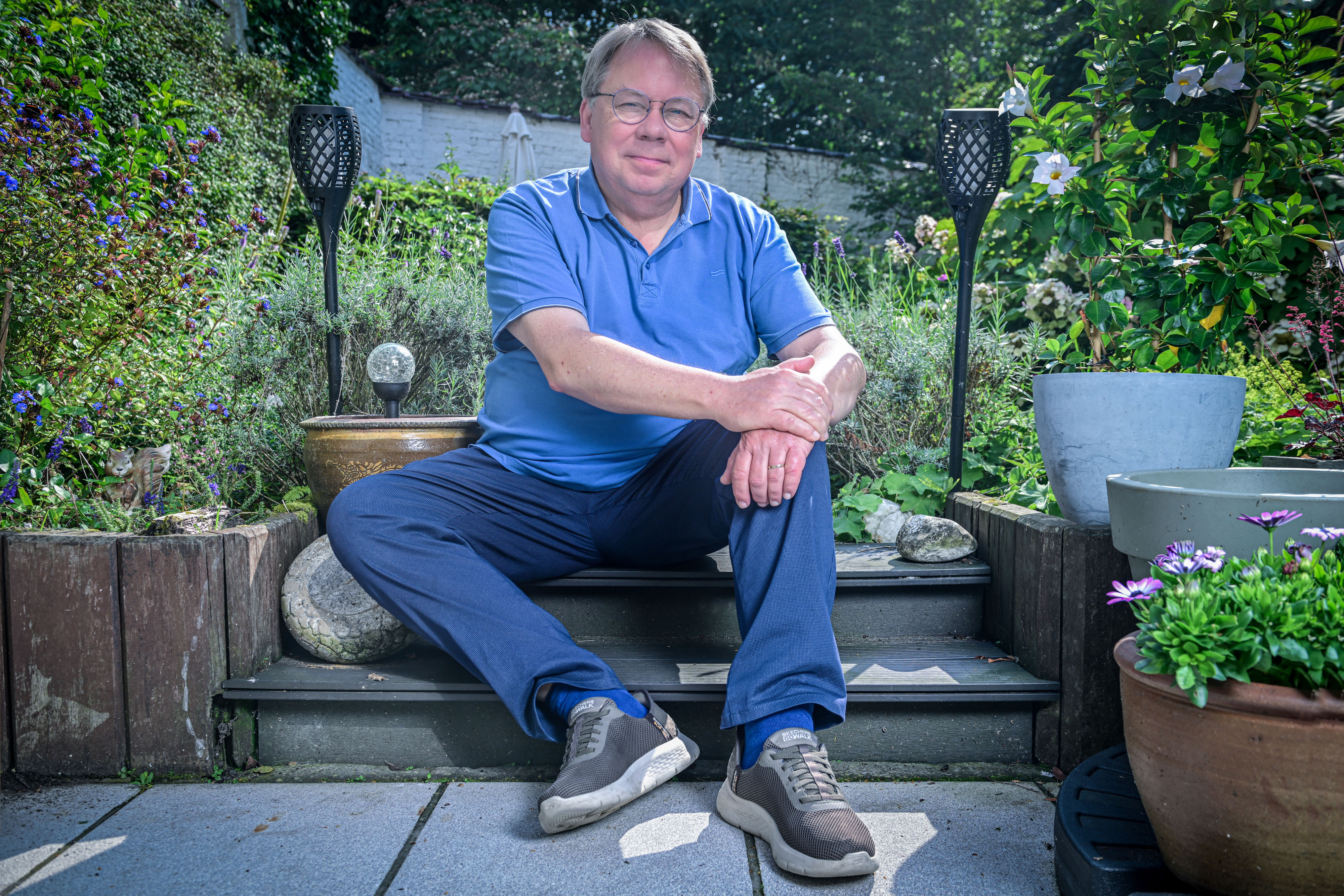 Peter Malfliet op een trede in zijn stadstuintje in Hamme.