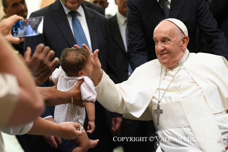 Paus Franciscus geeft zijn zegen na de algemene audiëntie van woensdag 7 augustus 2024