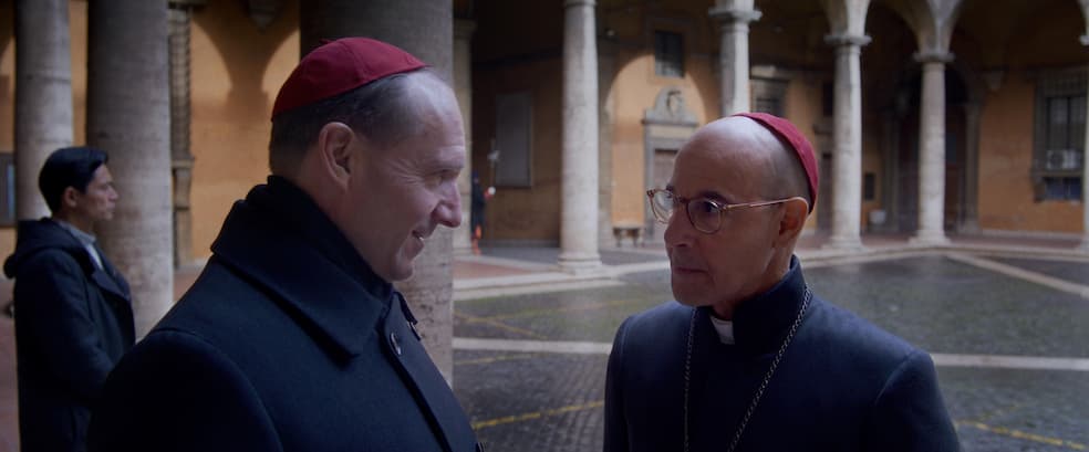 Ralph Fiennes en Stanley Tucci in Conclave (2024)