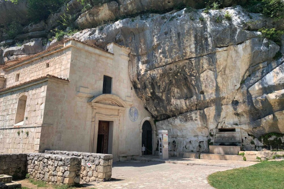 Het kluizenaarsklooster Santo Spirito a Maiella, spectaculair gelegen tegen een hoge rotswand en omgeven door een dicht beukenbos.