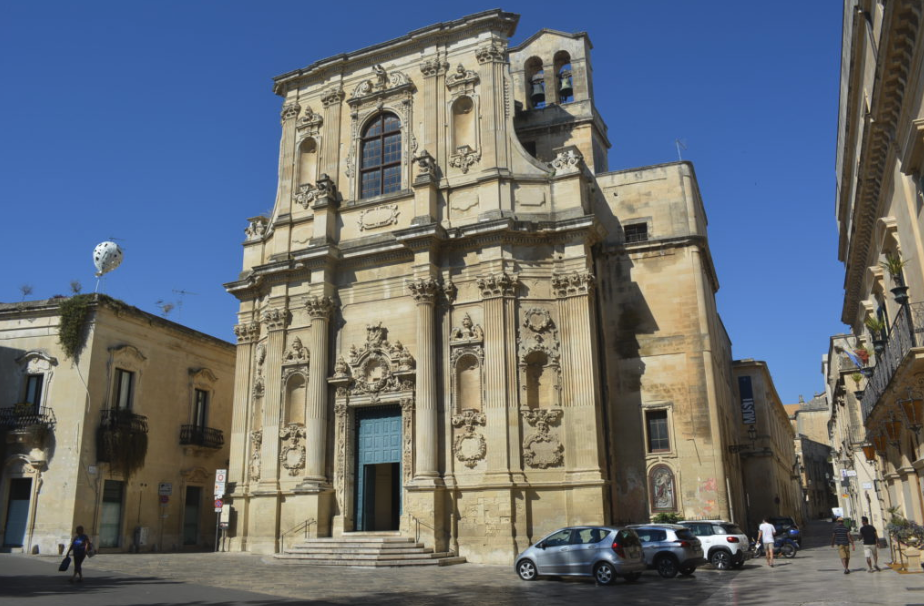 De Chiesa di Santa Chiara. Ook hier wordt de voorgevel gekenmerkt door een overdaad aan weelderige barokelementen en … lege nissen!