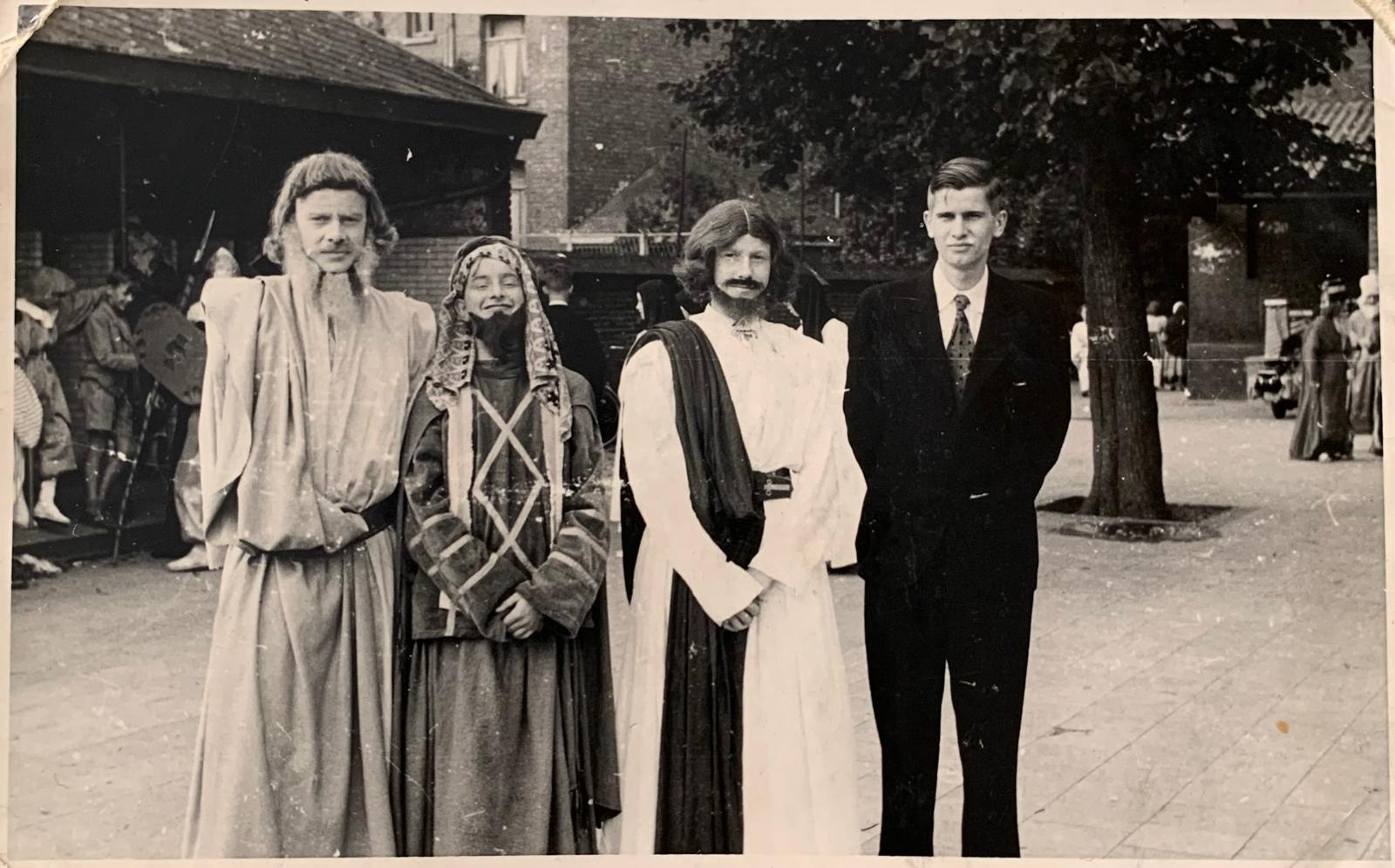 In 1954 liep Taf (rechts) samen met zijn drie jongere broers mee in de processie.