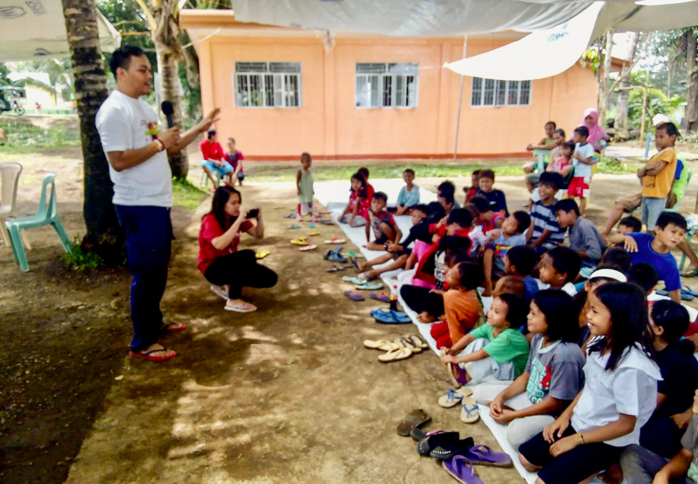 Workshop kunsttherapie met kinderen die zijn ontheemd door het beleg van Marawi in het zuiden van de Filipijnen 