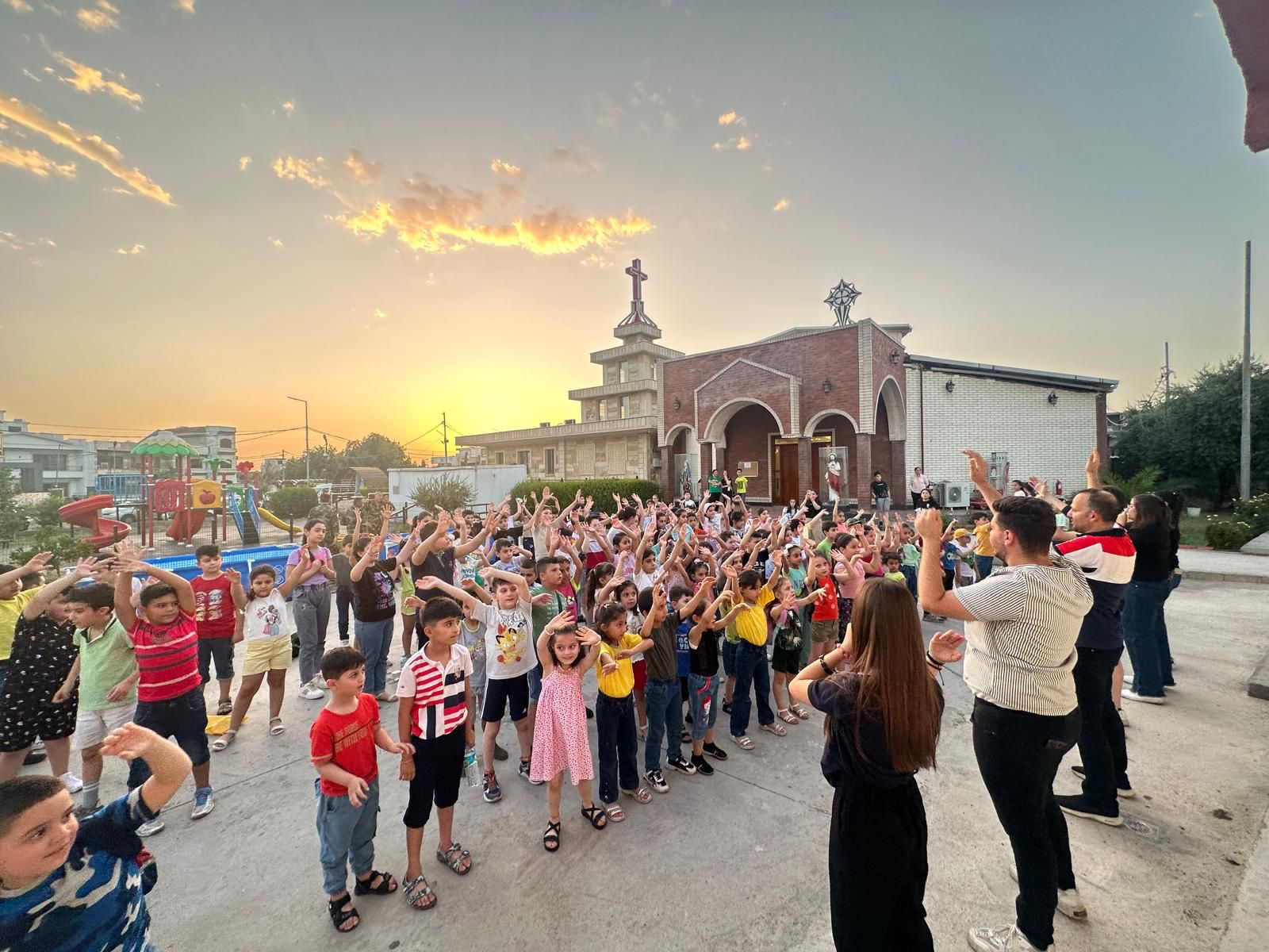 Zomercatechese in en rond de Syrisch-katholieke Mart Shmoni-kathedraal in de christelijk wijk Ankawa van de hoofdstad Erbil van Noord-Iraaks Koerdistan.